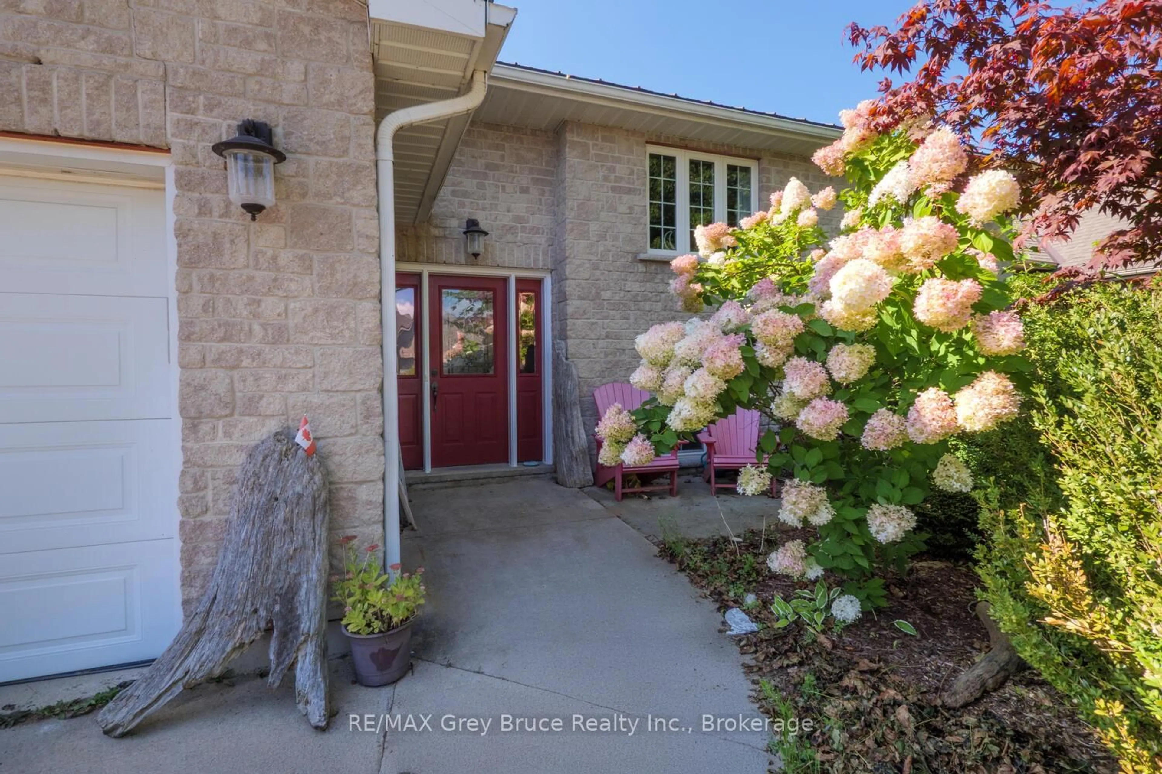 Indoor entryway for 958 Highland St, Saugeen Shores Ontario N0H 2C2
