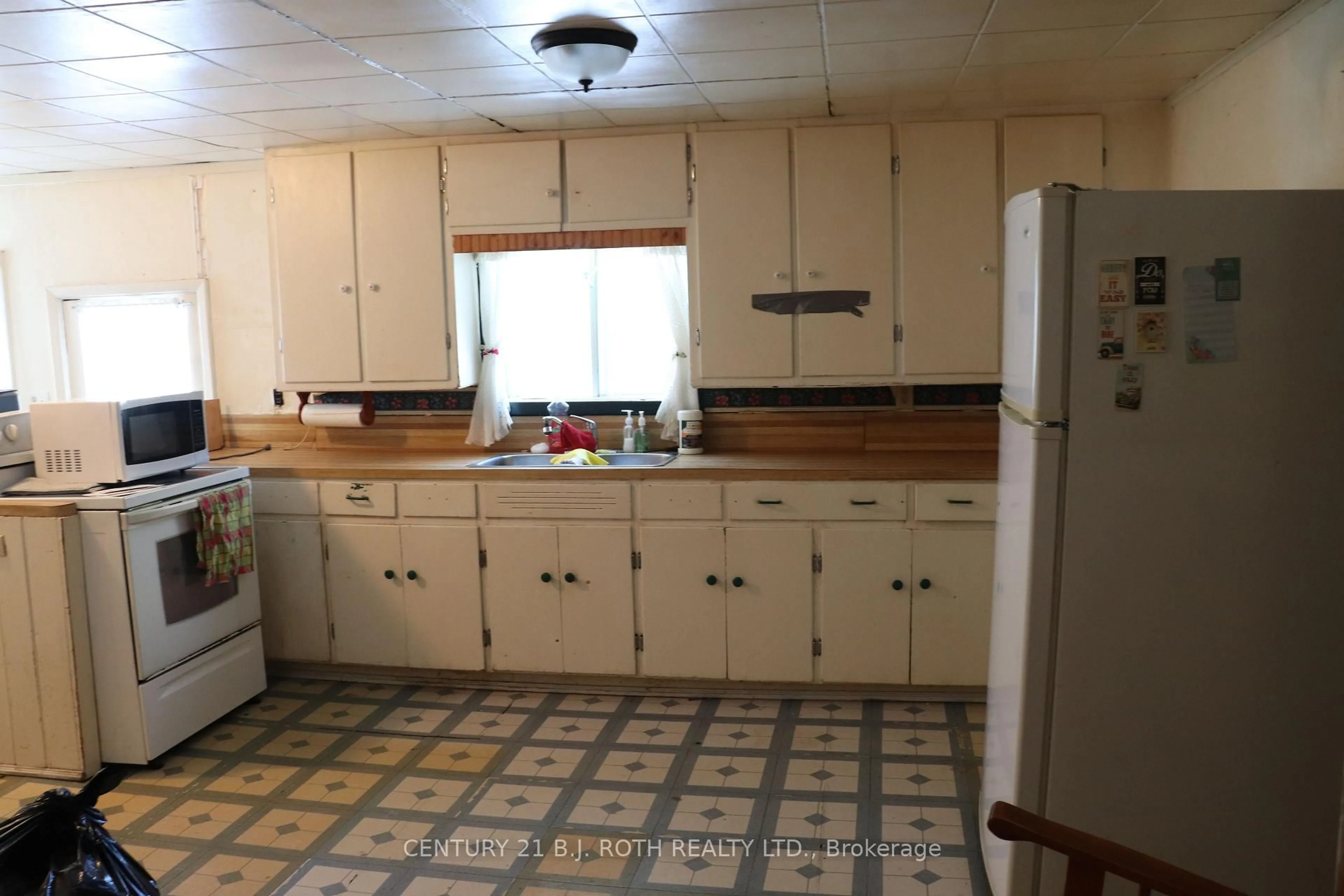 Standard kitchen, ceramic/tile floor for 430 Farquhar St, Gravenhurst Ontario P1P 1E4