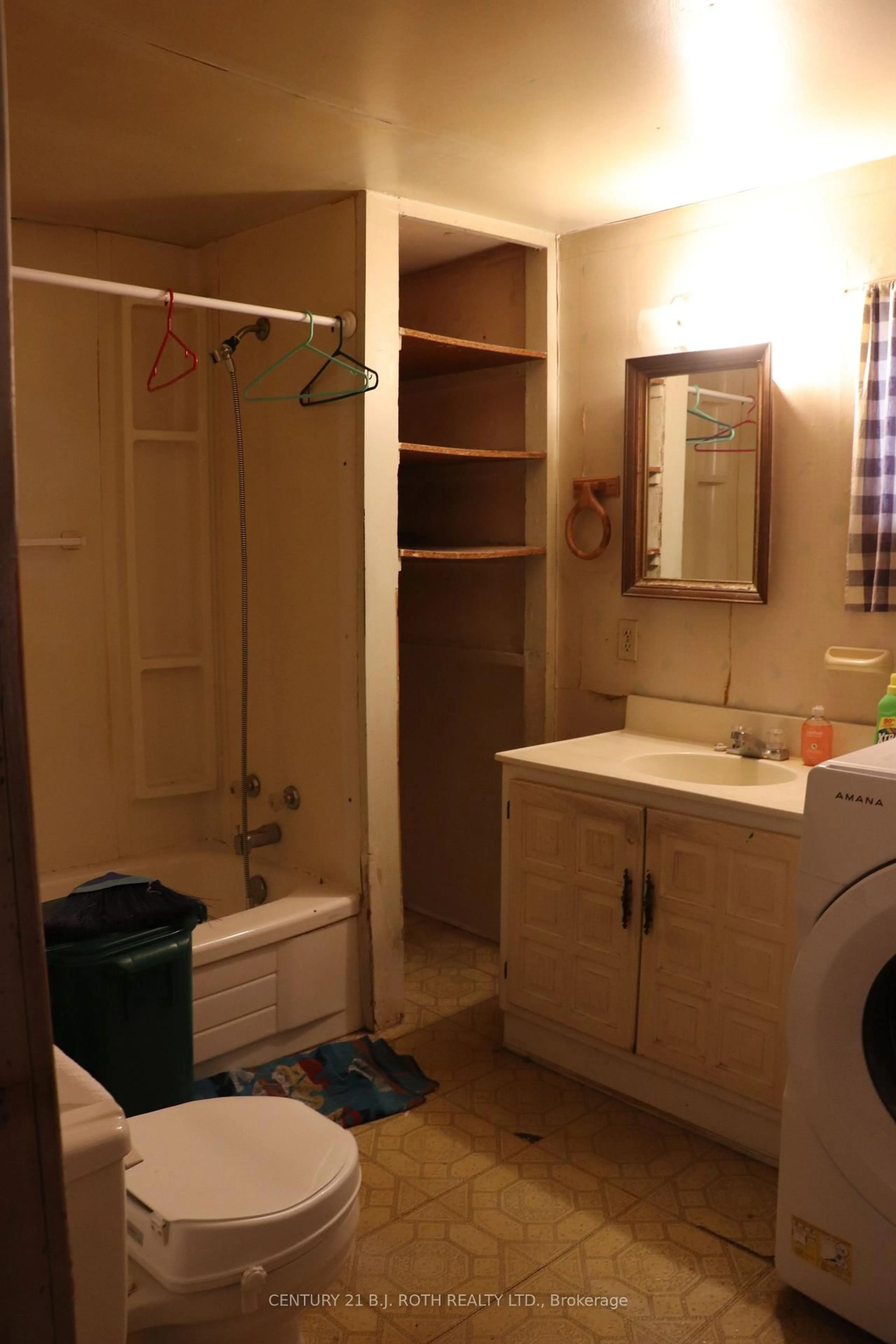 Standard bathroom, unknown for 430 Farquhar St, Gravenhurst Ontario P1P 1E4