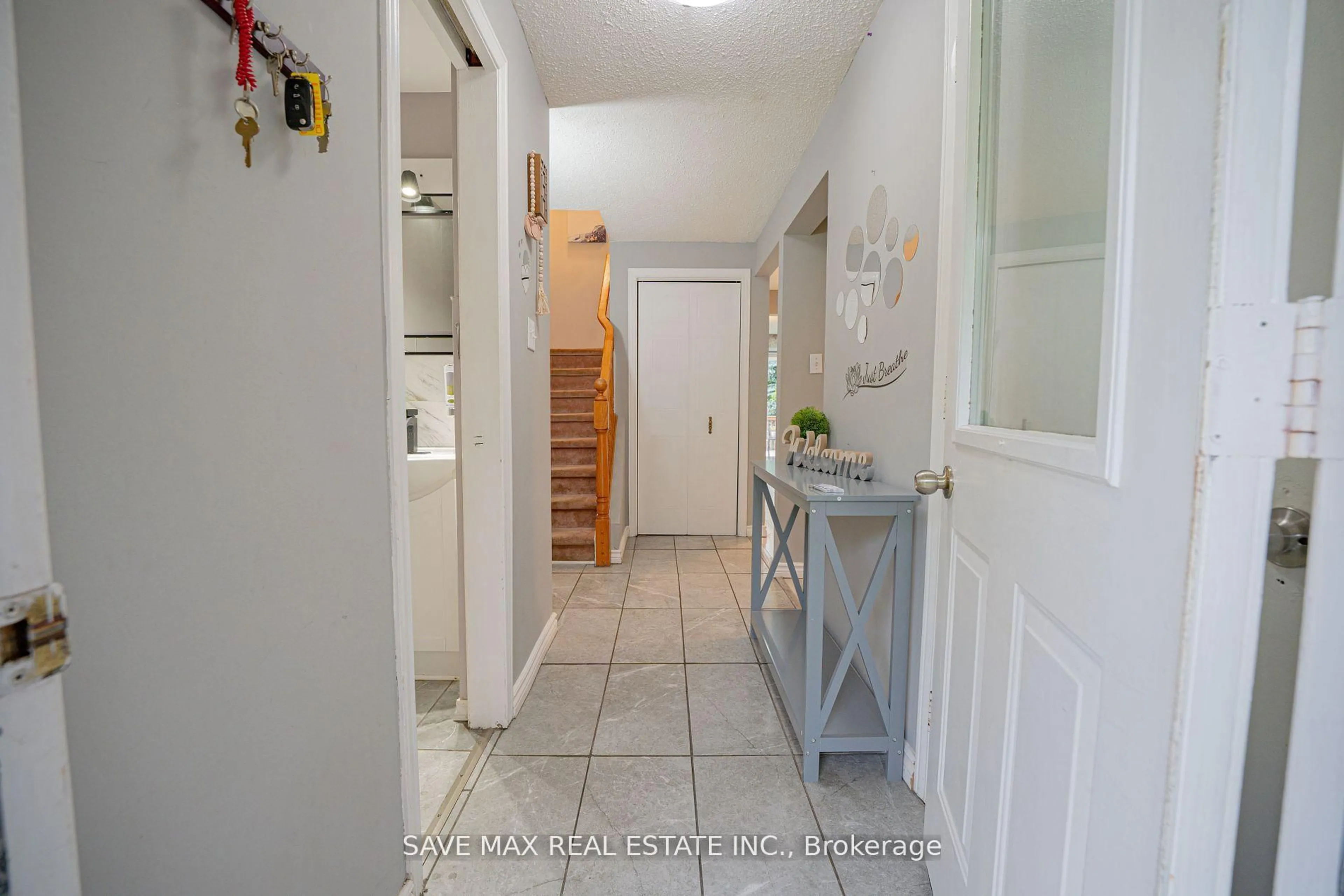 Indoor entryway for 92 Highland Cres, Kitchener Ontario N2M 5C1