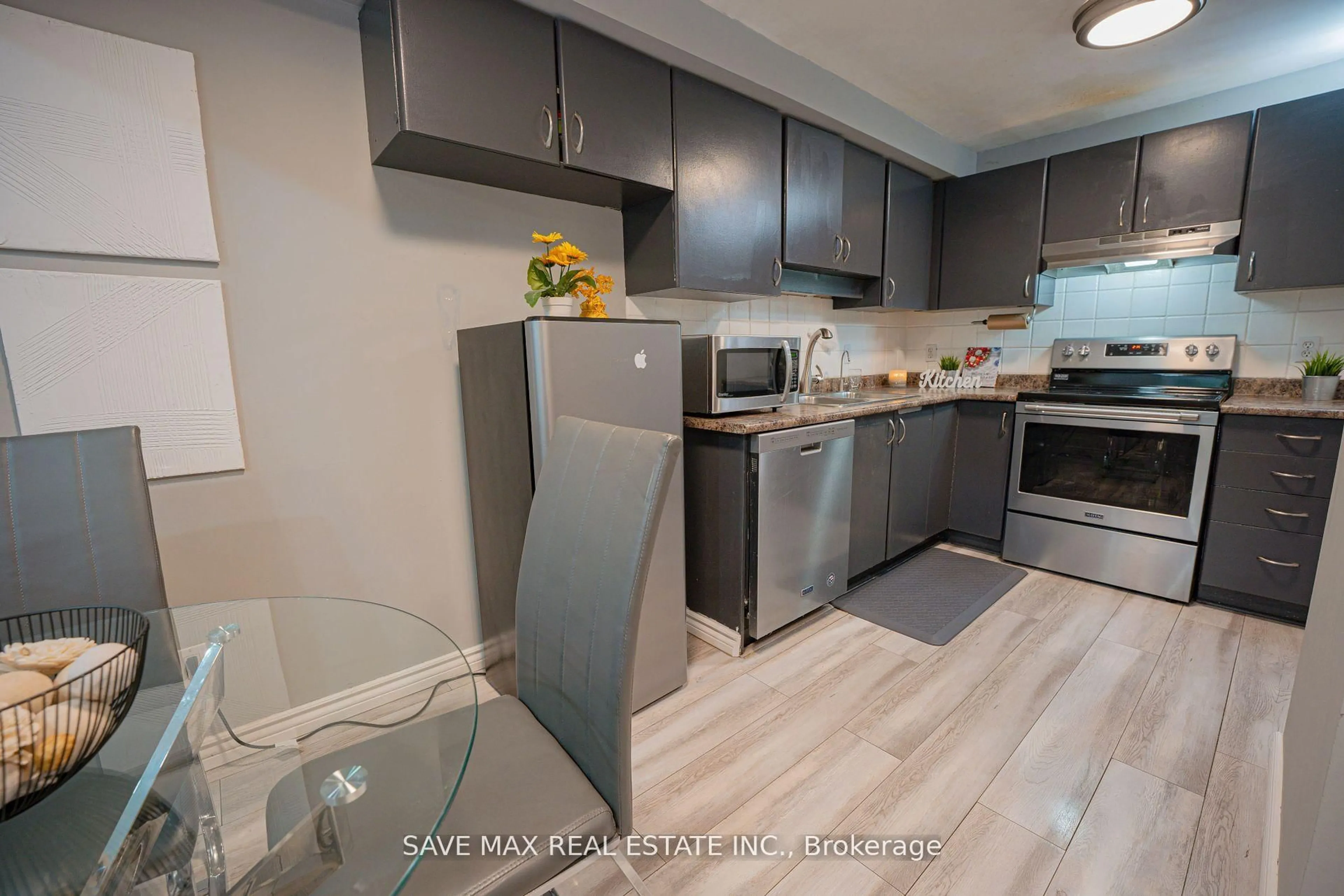 Standard kitchen, unknown for 92 Highland Cres, Kitchener Ontario N2M 5C1