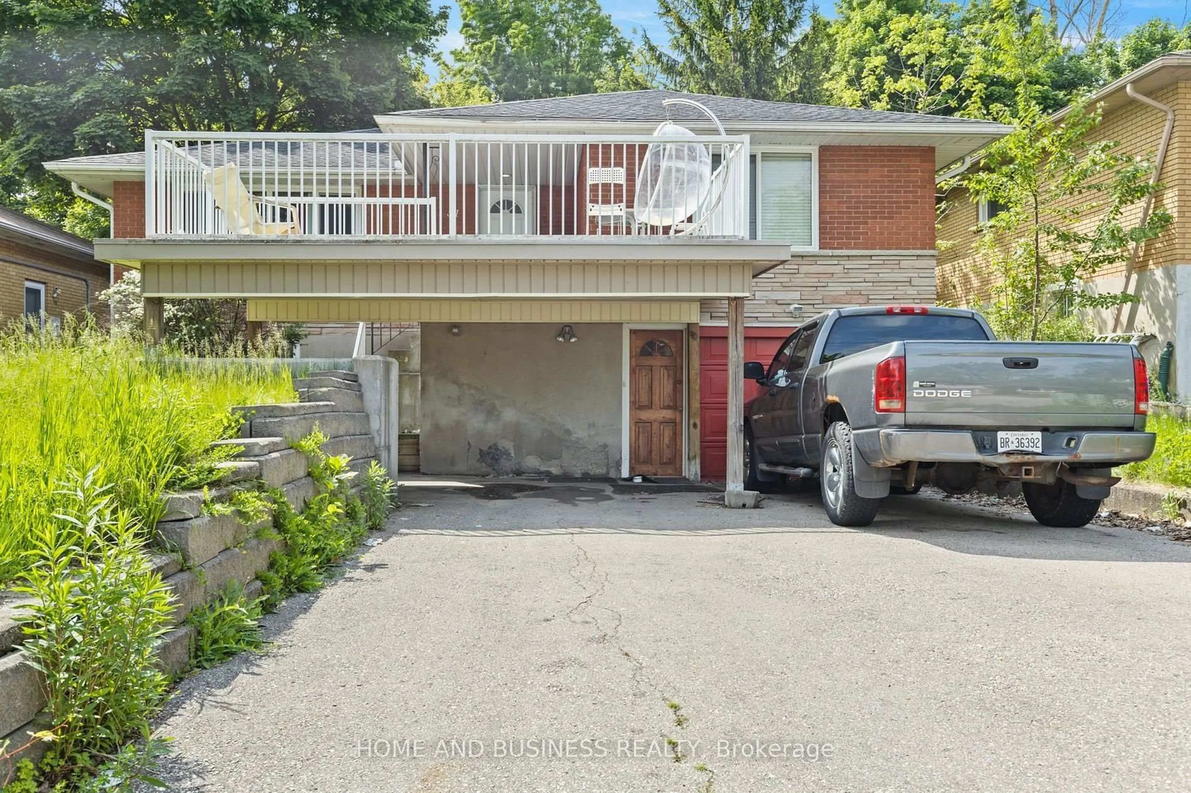 A pic from outside/outdoor area/front of a property/back of a property/a pic from drone, street for 51 High St, Waterloo Ontario N2L 3X7