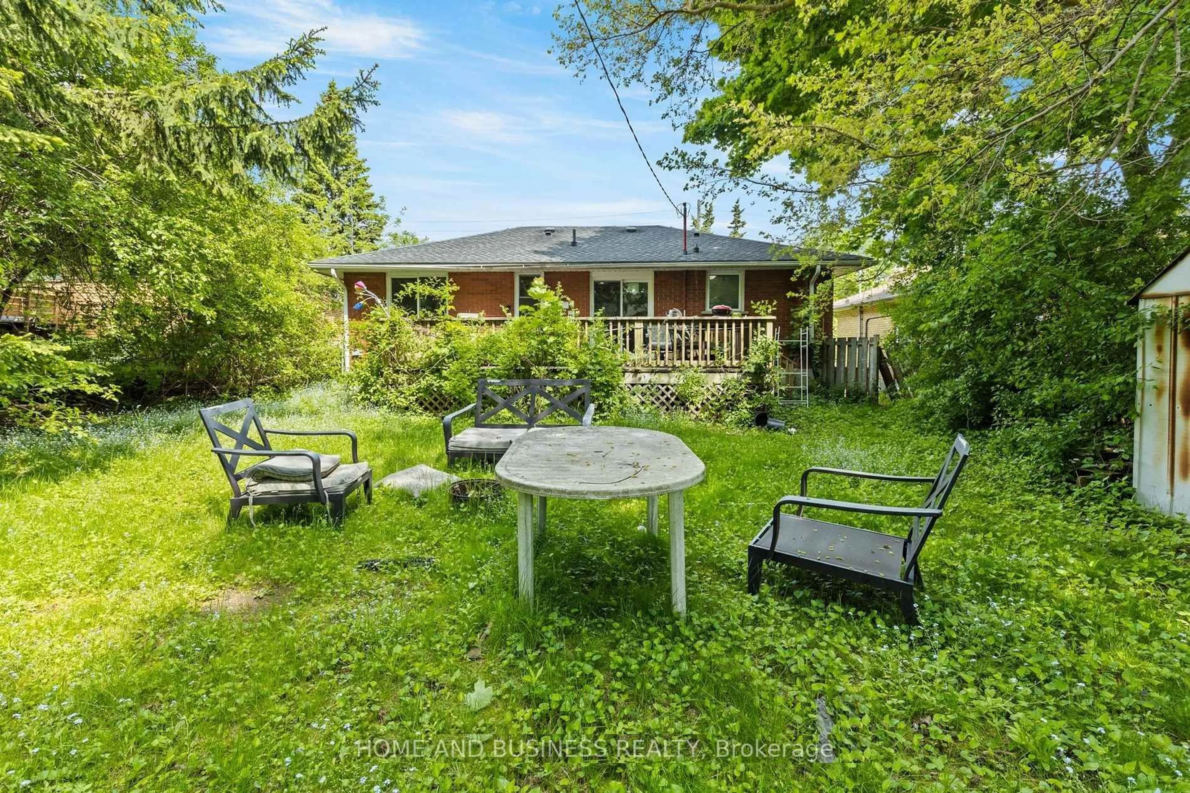 A pic from outside/outdoor area/front of a property/back of a property/a pic from drone, unknown for 51 High St, Waterloo Ontario N2L 3X7