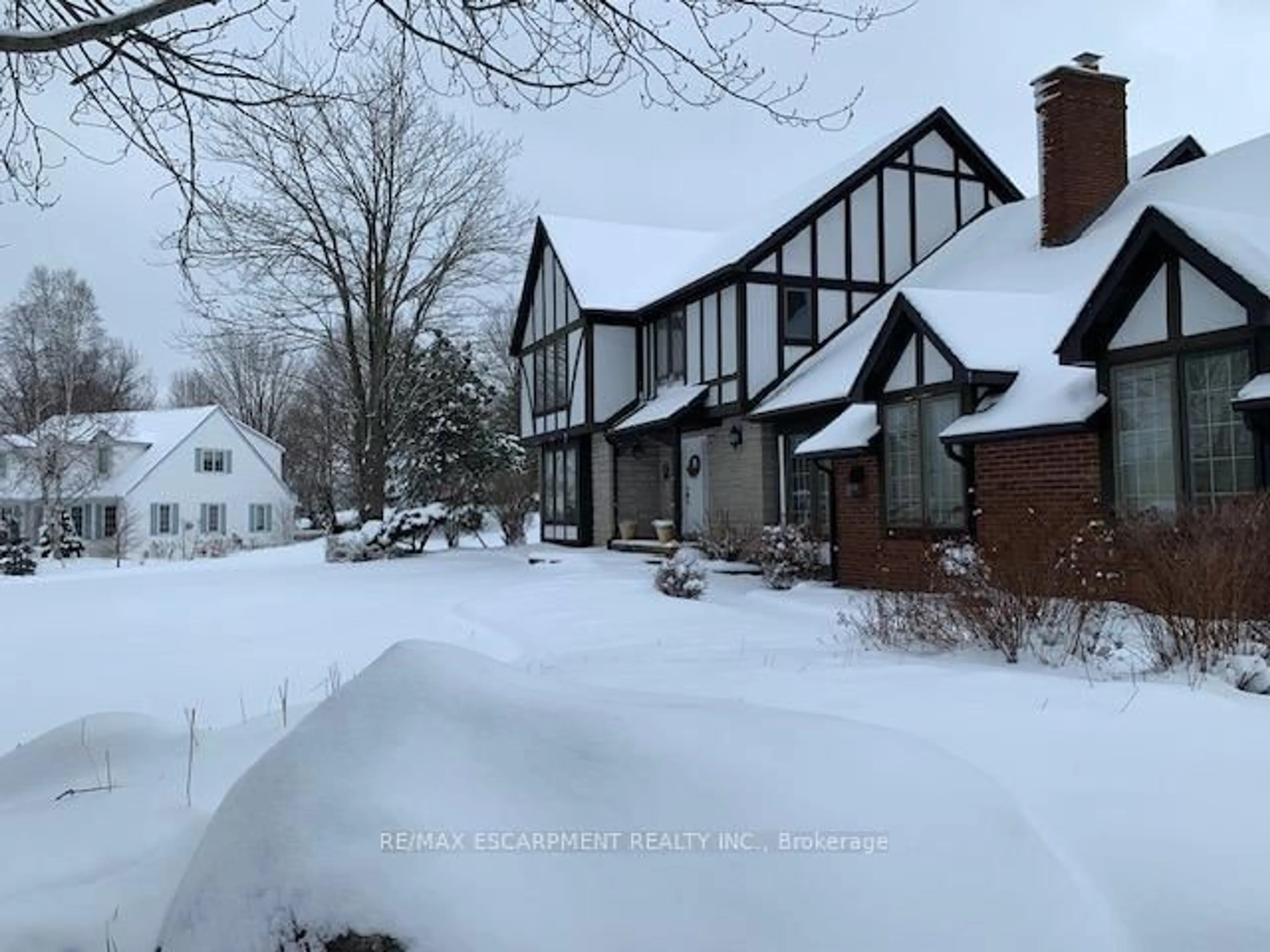A pic from outside/outdoor area/front of a property/back of a property/a pic from drone, street for 22 Weneil Dr, Hamilton Ontario L8B 0Z6