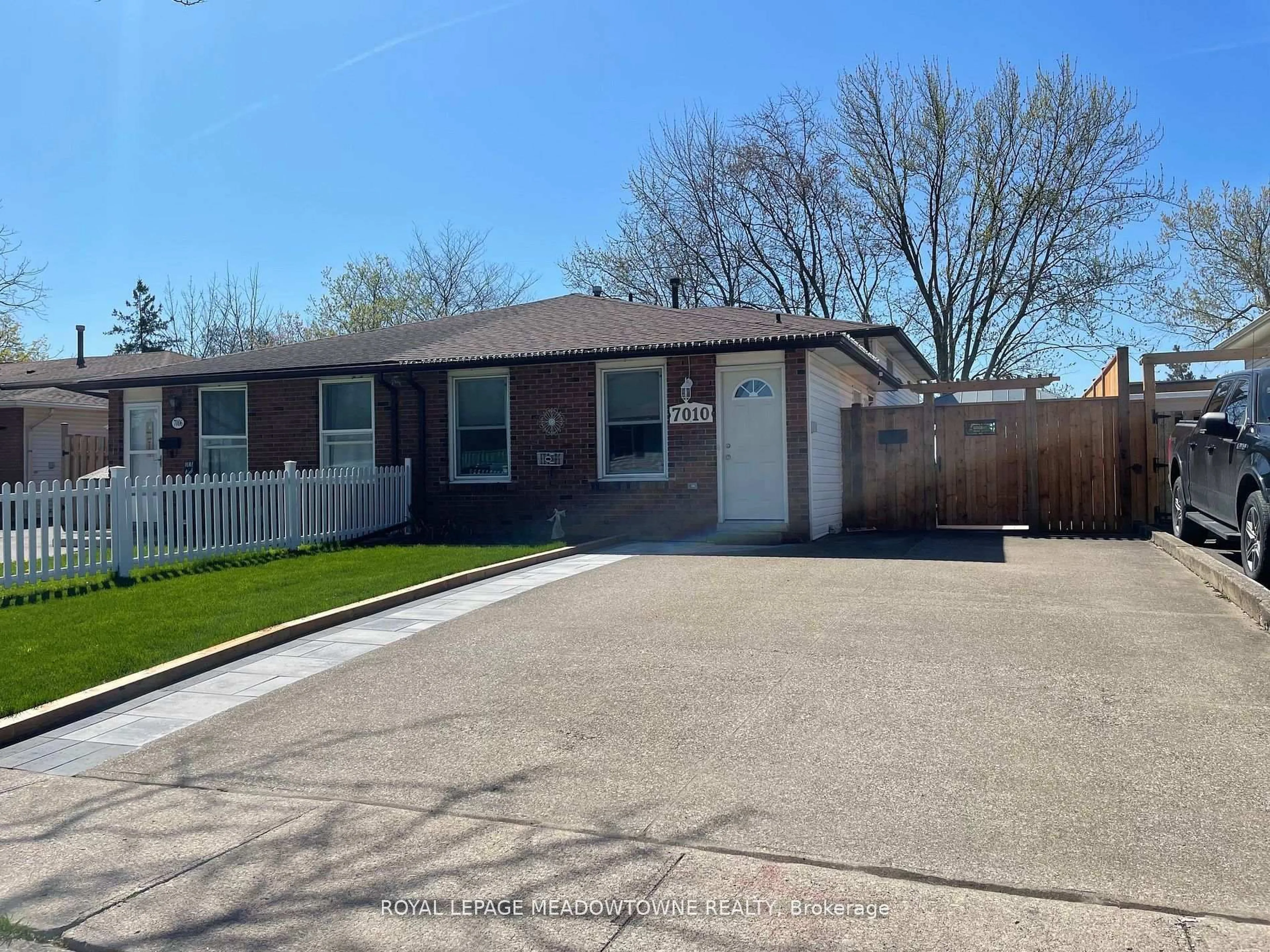 Home with vinyl exterior material, street for 7010 Bonnie St, Niagara Falls Ontario L2G 7L1