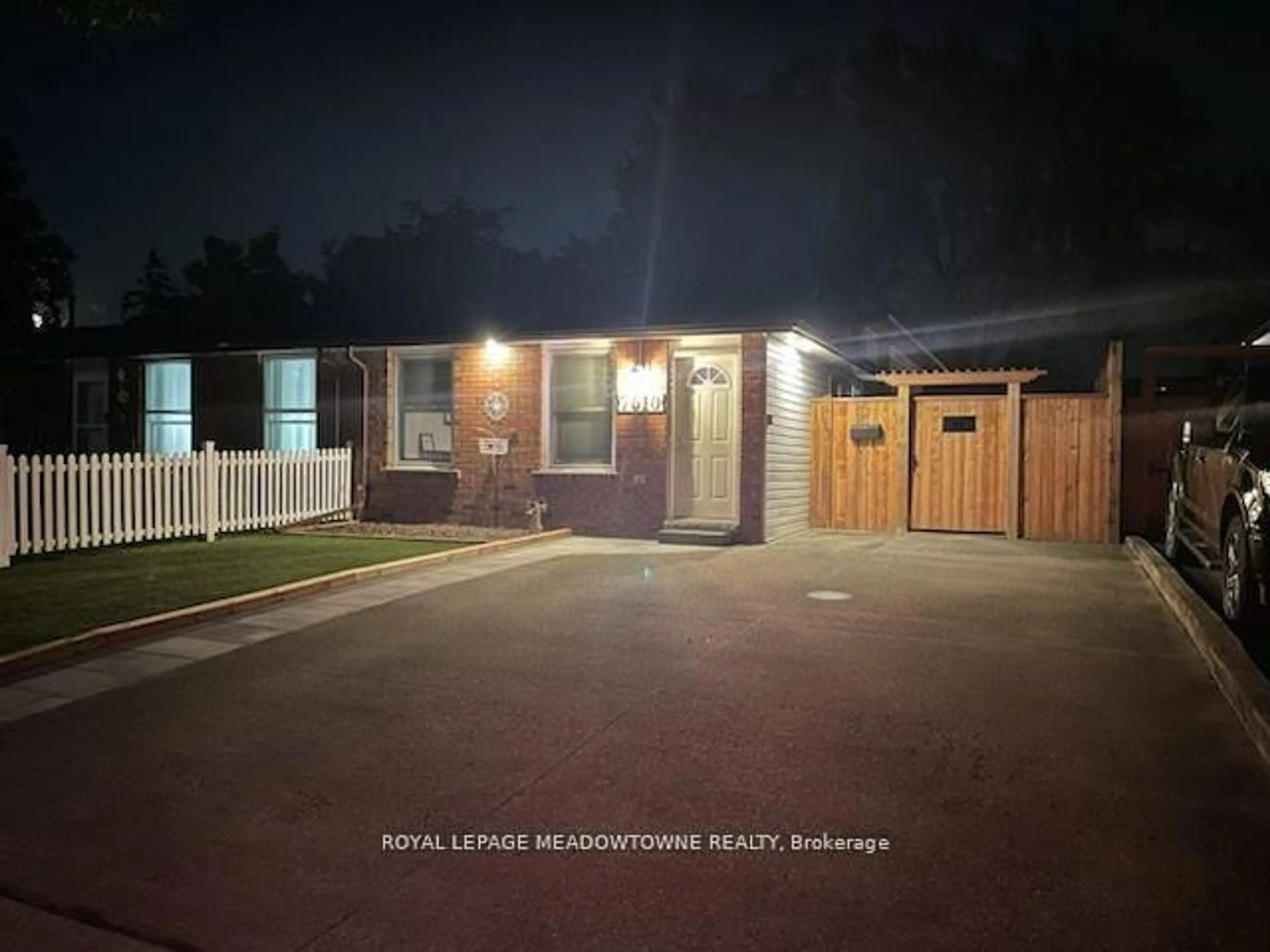 A pic from outside/outdoor area/front of a property/back of a property/a pic from drone, unknown for 7010 Bonnie St, Niagara Falls Ontario L2G 7L1