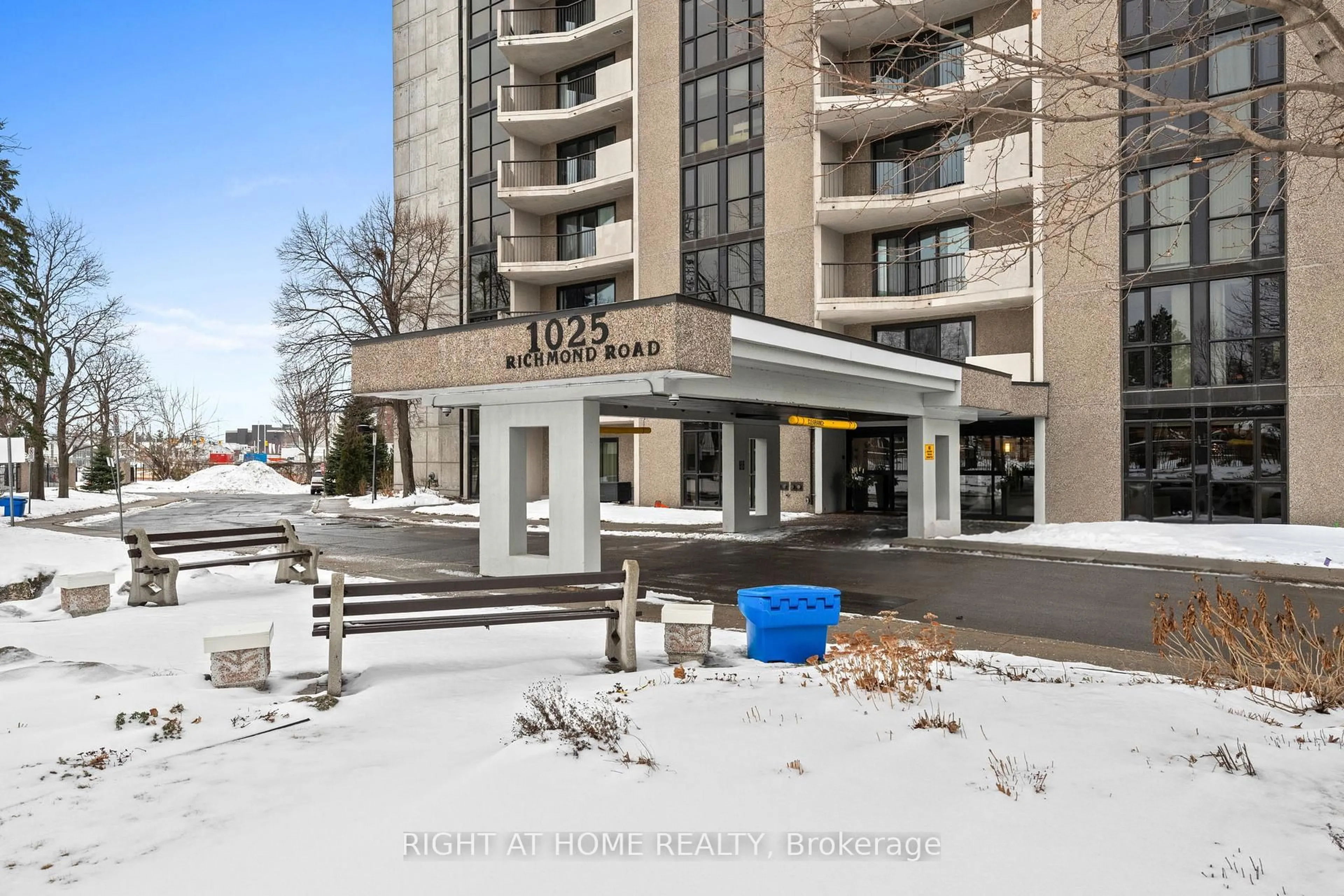 Indoor foyer for 1025 Richmond Rd #507, Ottawa Ontario K2B 8G8