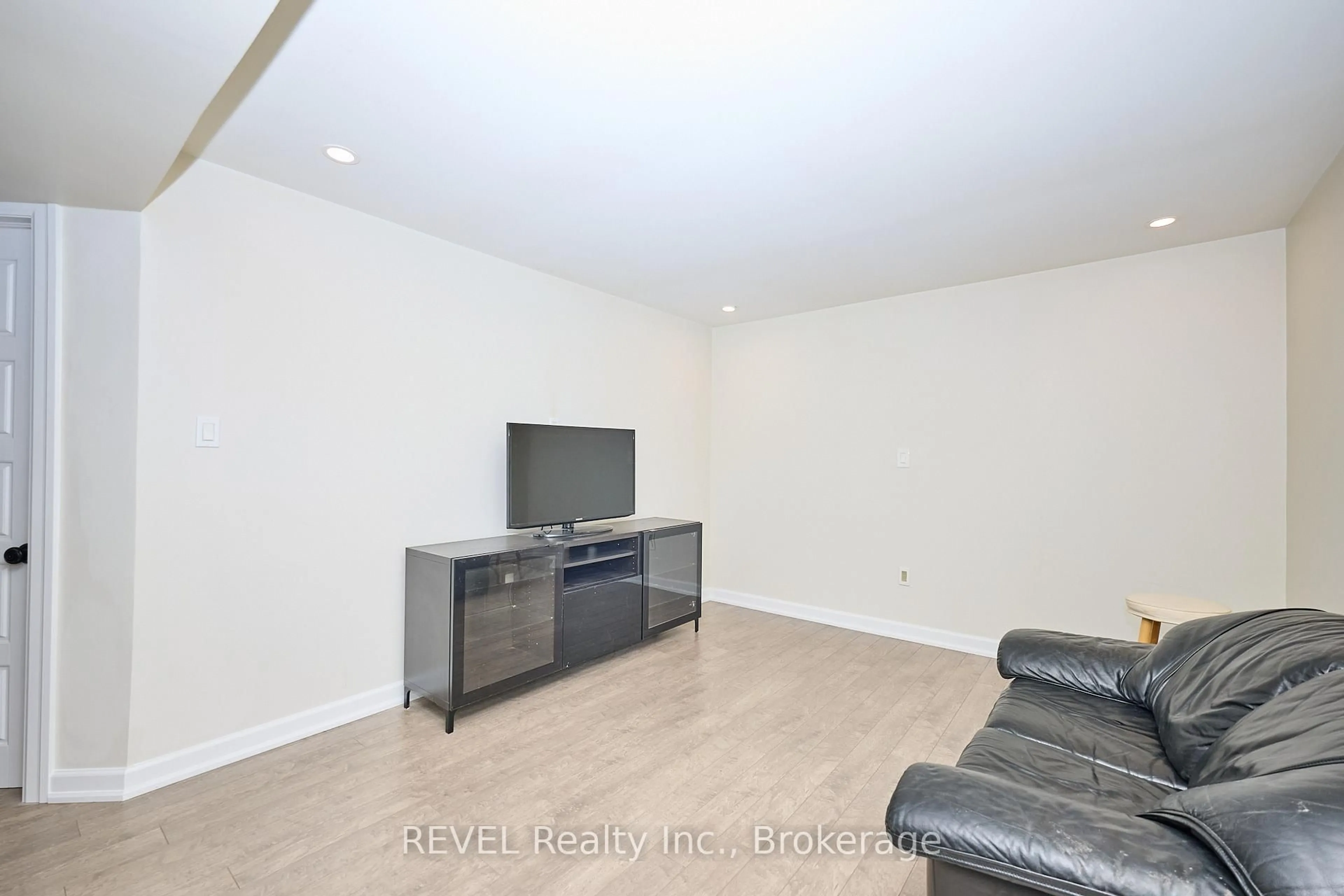 A pic of a room for 104 Tuliptree Rd, Thorold Ontario L2V 0A5