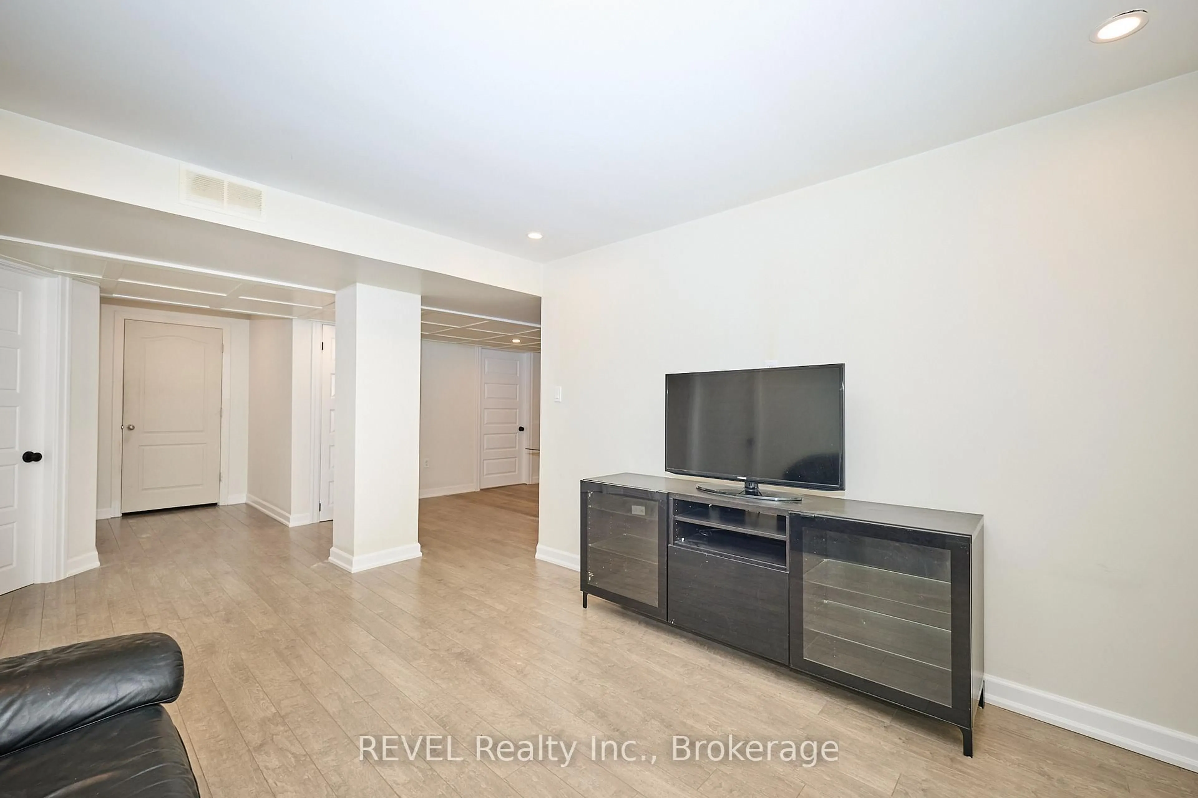 A pic of a room for 104 Tuliptree Rd, Thorold Ontario L2V 0A5