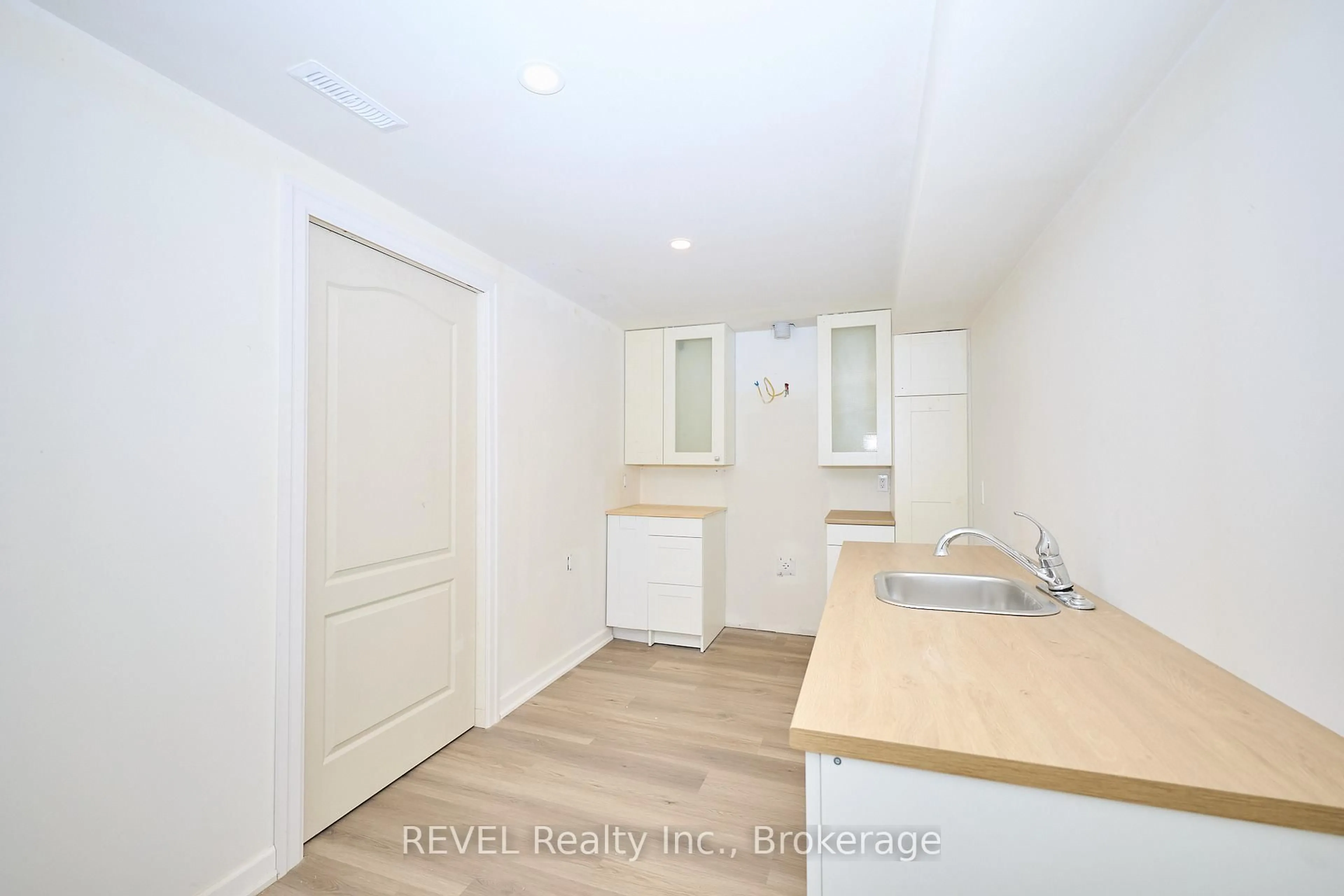 Standard kitchen, unknown for 104 Tuliptree Rd, Thorold Ontario L2V 0A5