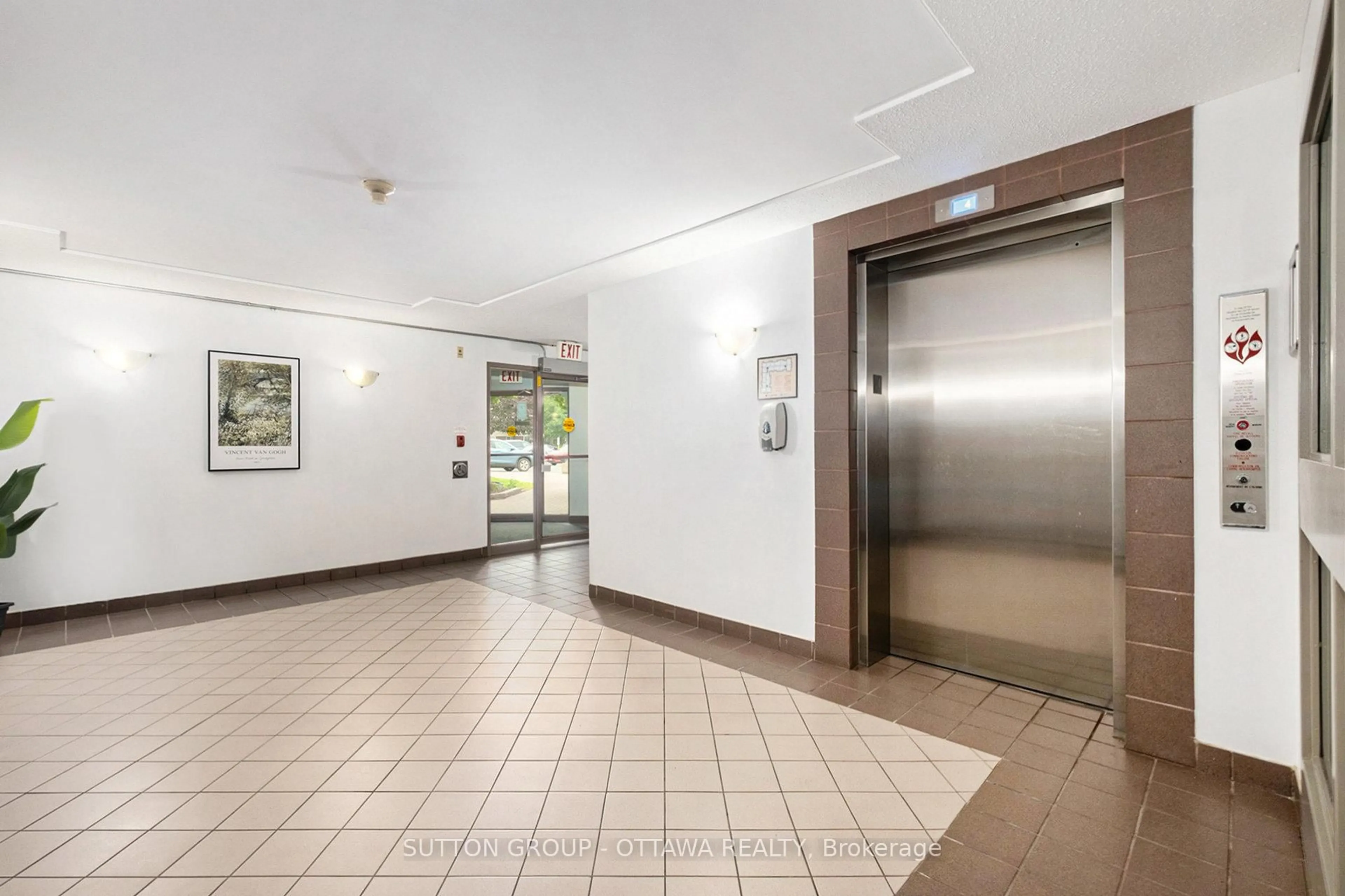 Indoor foyer for 270 Brittany Dr #314, Ottawa Ontario K1K 4M3