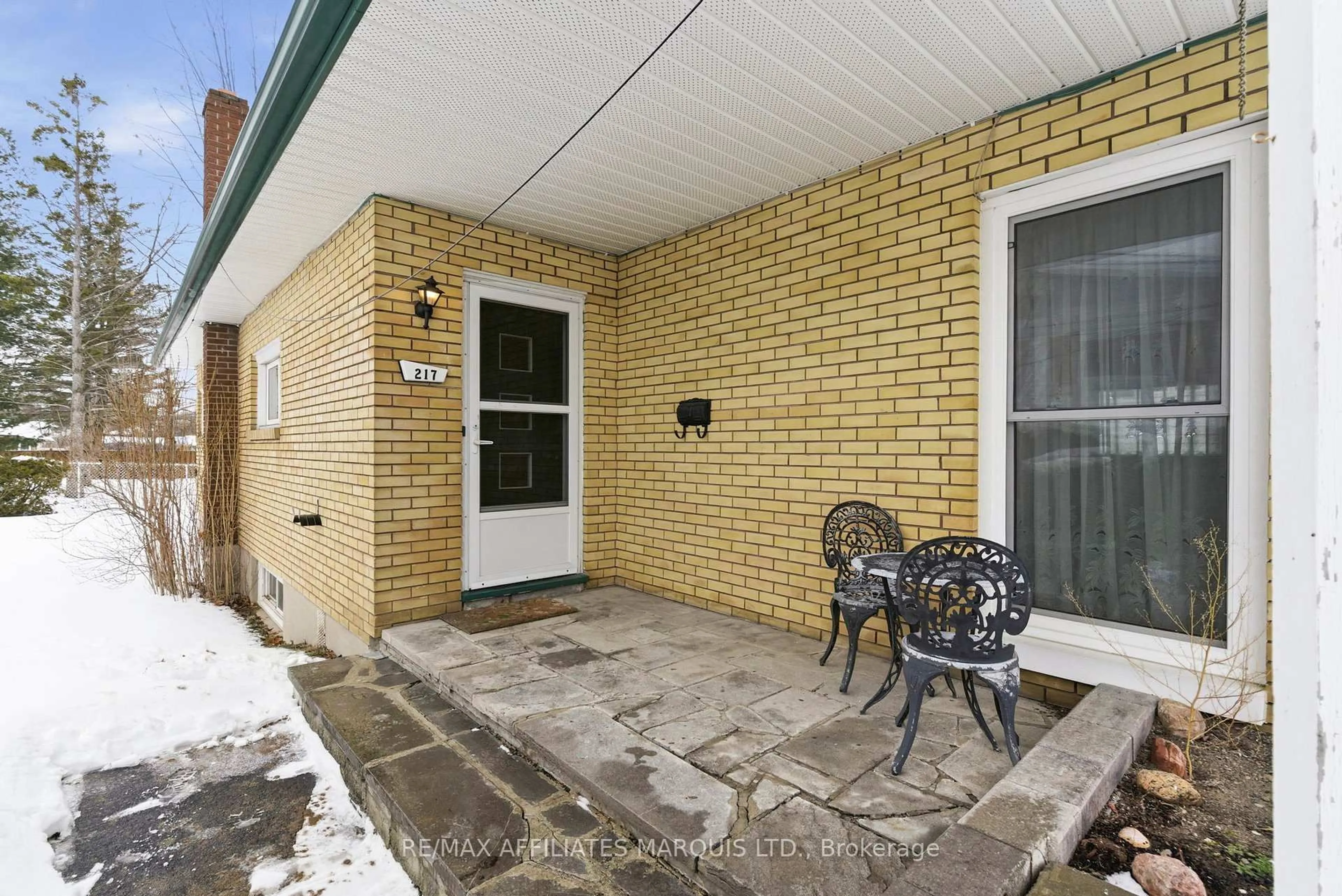 Patio, street for 217 Pescod Ave, Cornwall Ontario K6J 2H9