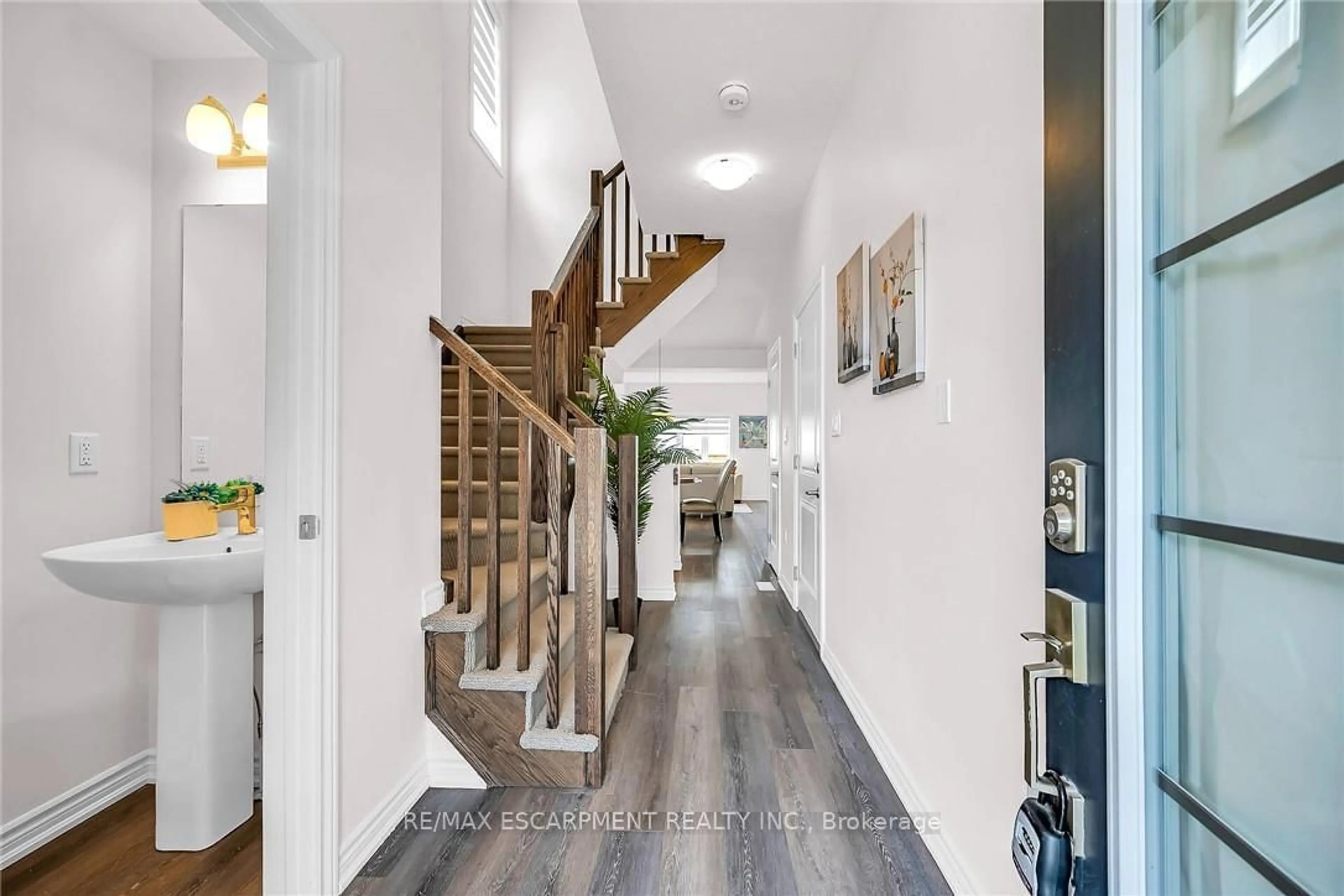 Indoor entryway for 61 SOHO St #13, Hamilton Ontario L8J 0M6