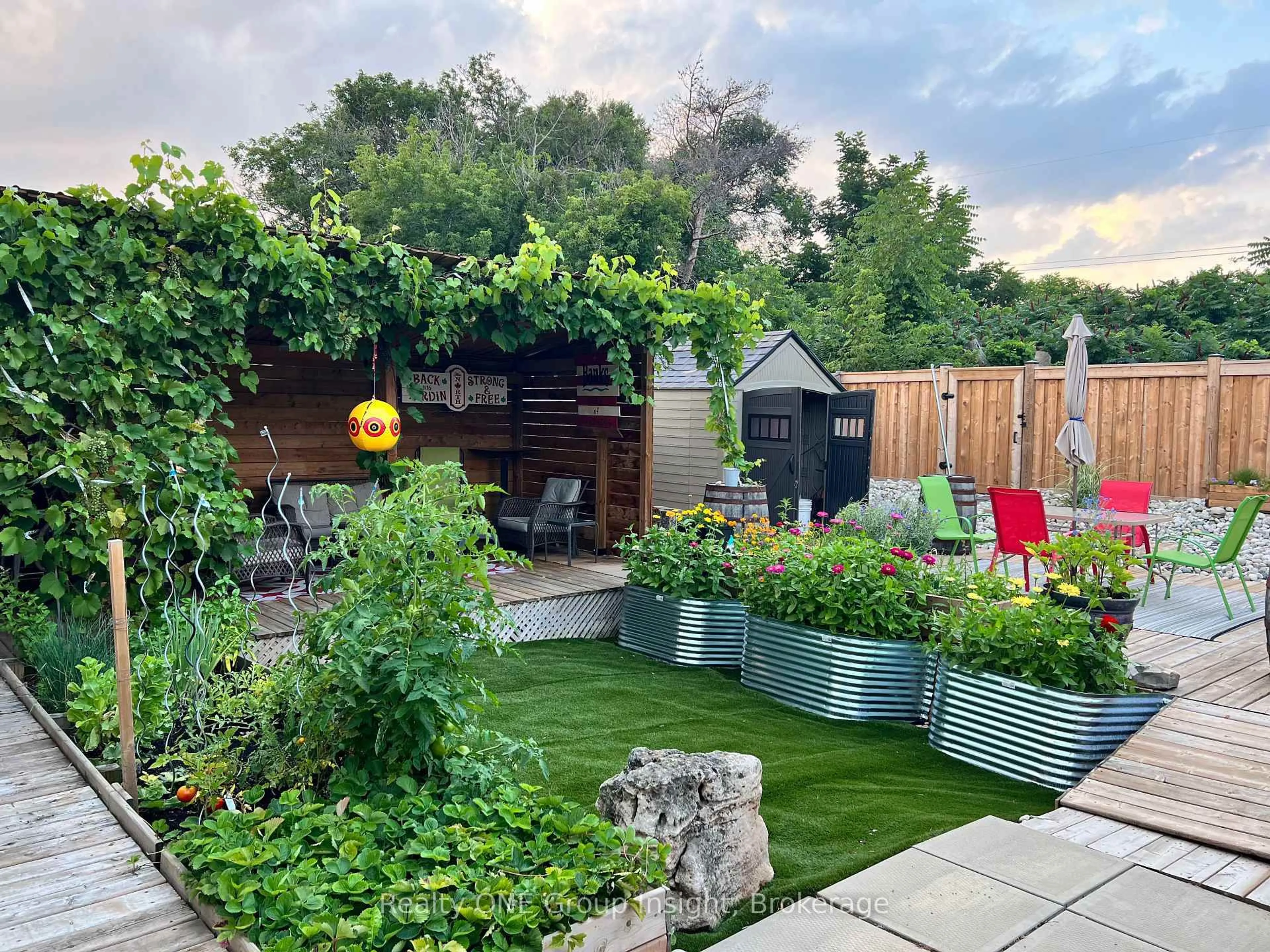 A pic from outside/outdoor area/front of a property/back of a property/a pic from drone, street for 58 Sandra Cres, Grimsby Ontario L3M 4Y6