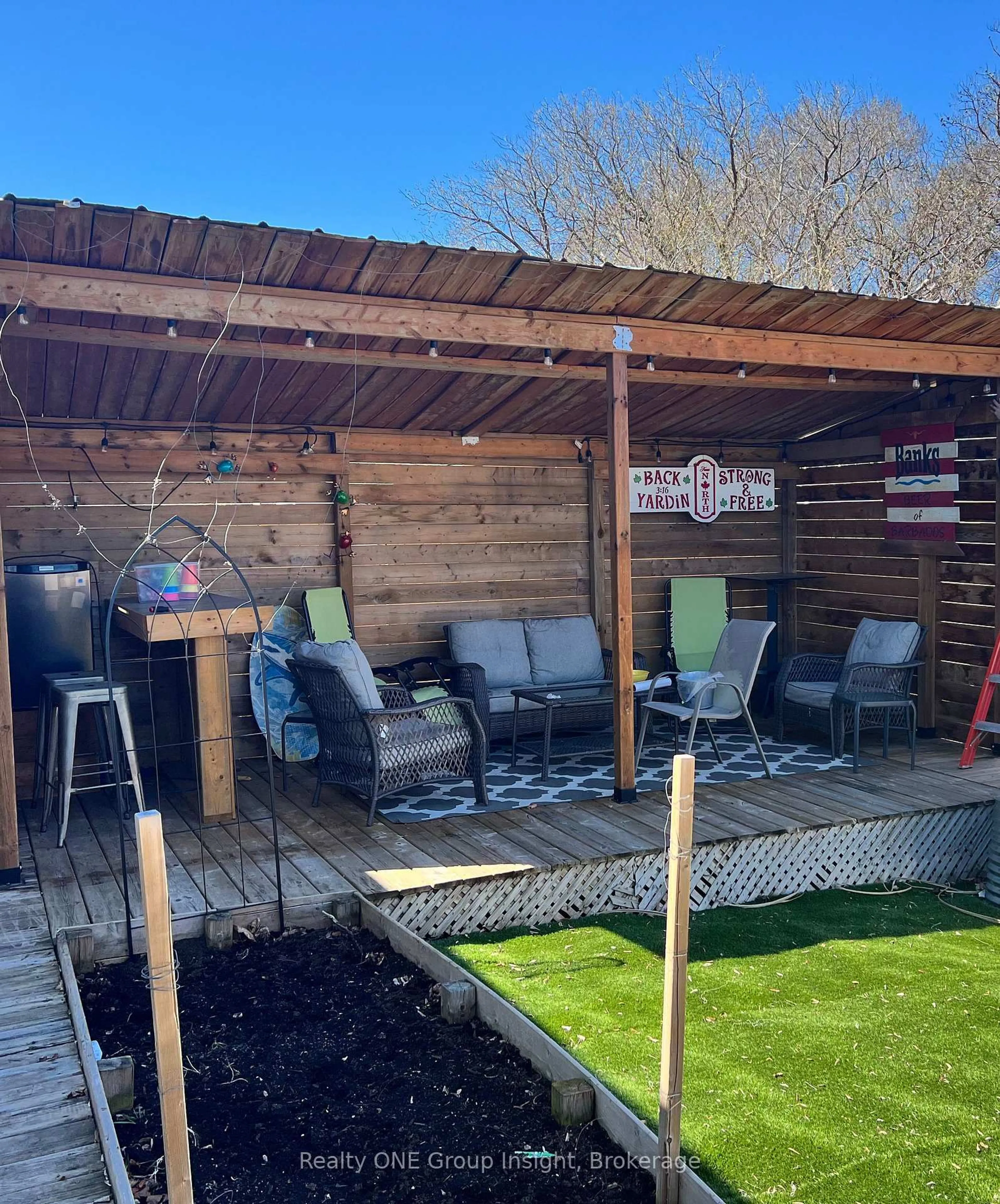 Patio, street for 58 Sandra Cres, Grimsby Ontario L3M 4Y6