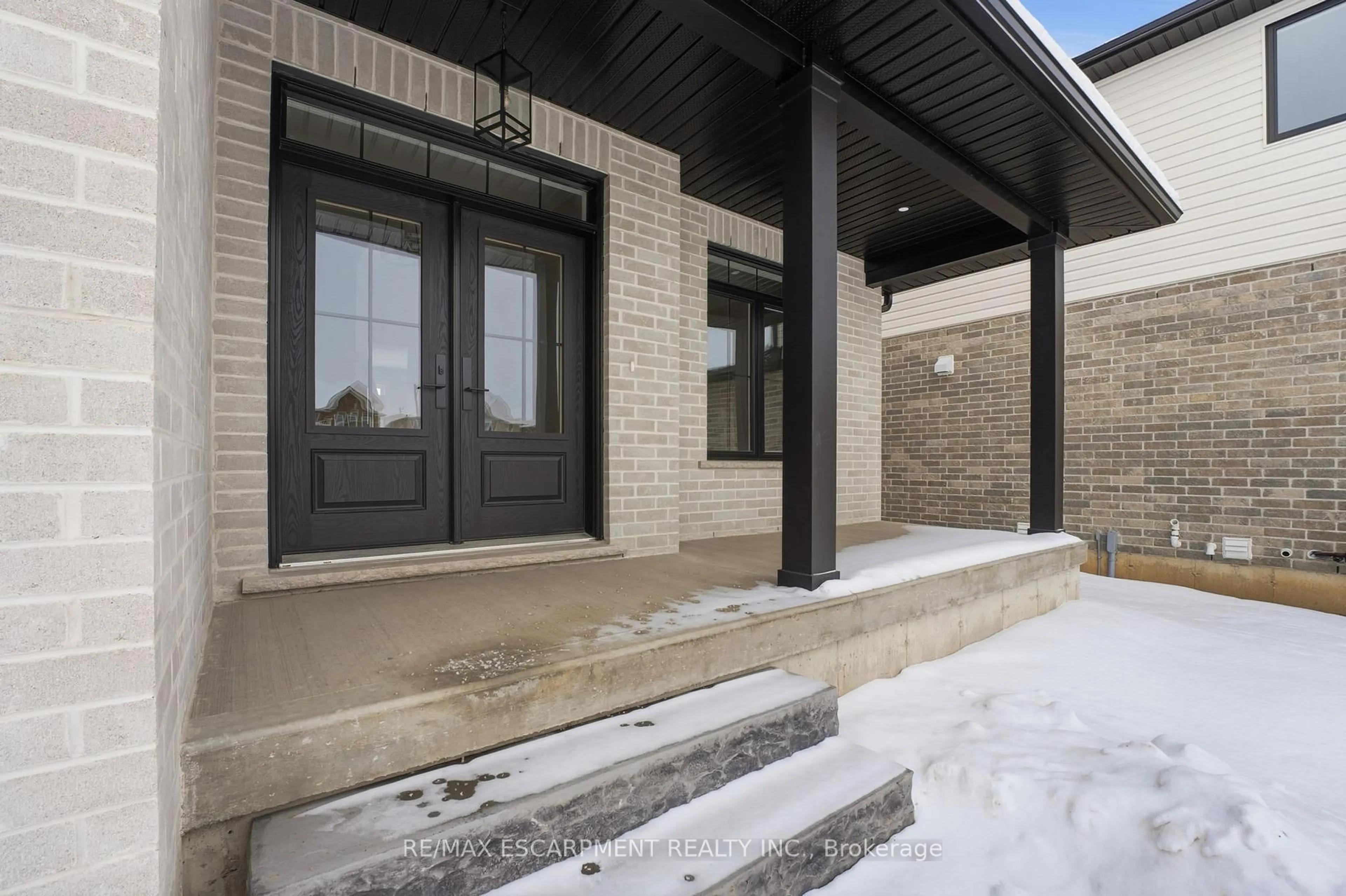 Unknown for 102 Oak Ave, Brant Ontario N3L 0J6