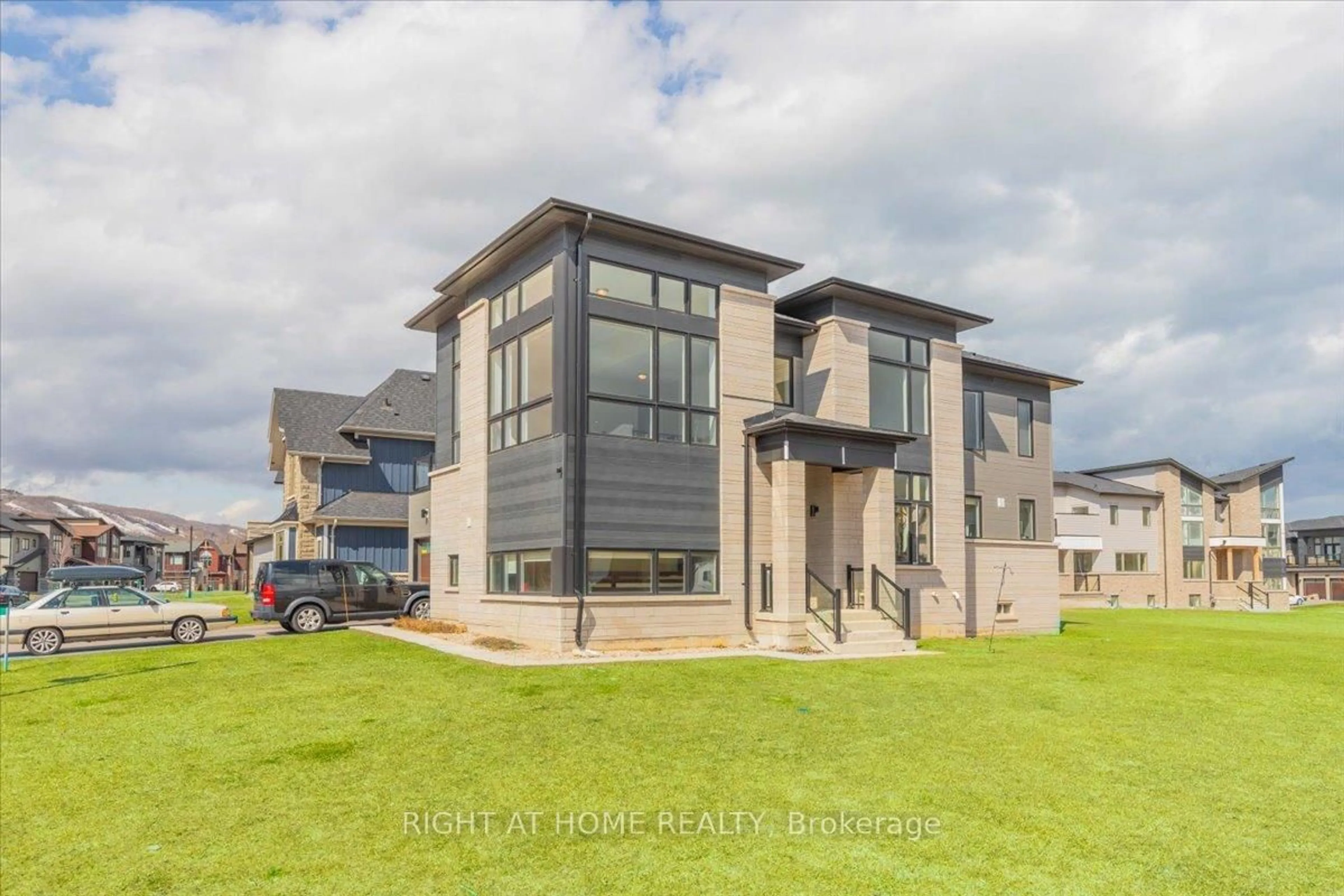 A pic from outside/outdoor area/front of a property/back of a property/a pic from drone, building for 120 Stoneleigh Dr, Blue Mountains Ontario L9Y 5J6