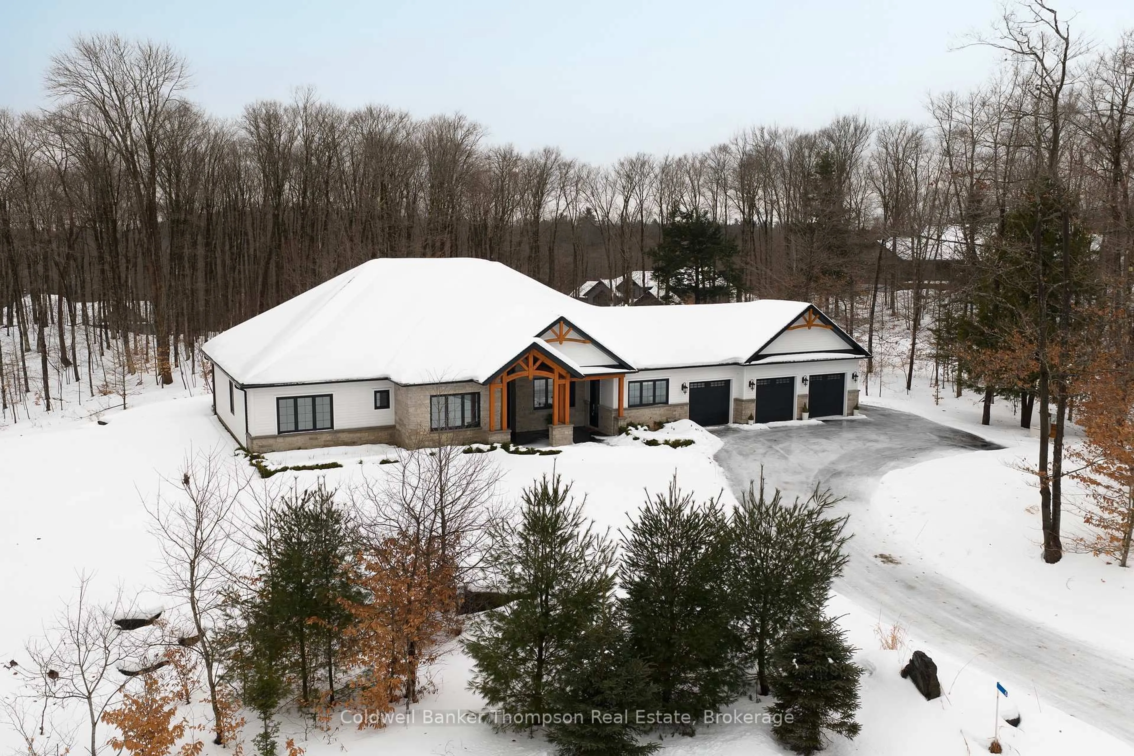 A pic from outside/outdoor area/front of a property/back of a property/a pic from drone, building for 6 Royal Oak Cres, Huntsville Ontario P1H 0A8