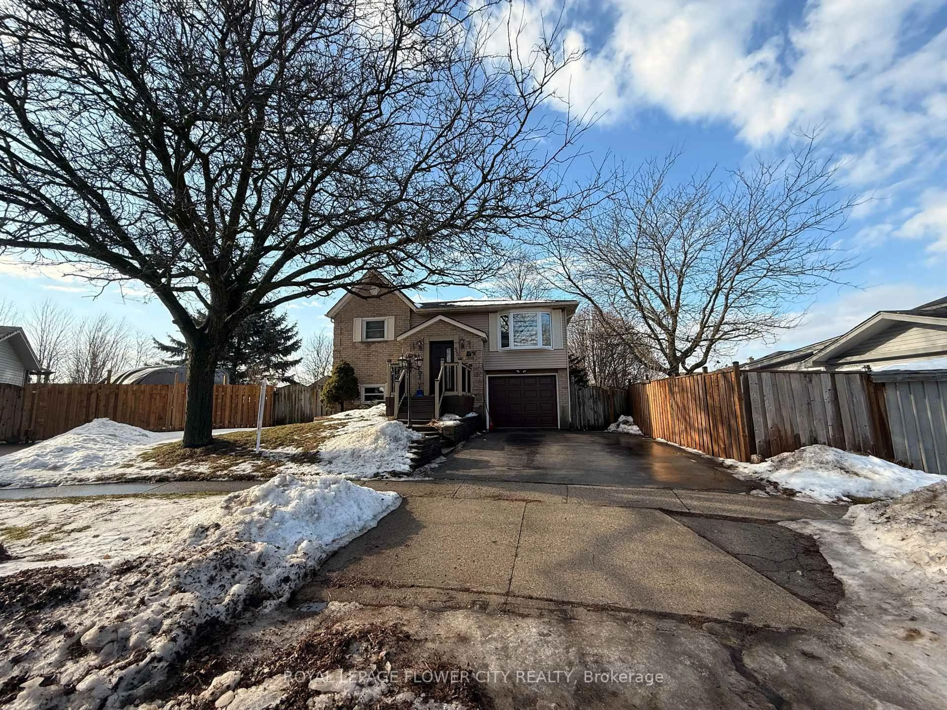 A pic from outside/outdoor area/front of a property/back of a property/a pic from drone, street for 55 Woodborough Pl, Cambridge Ontario N1R 7X1