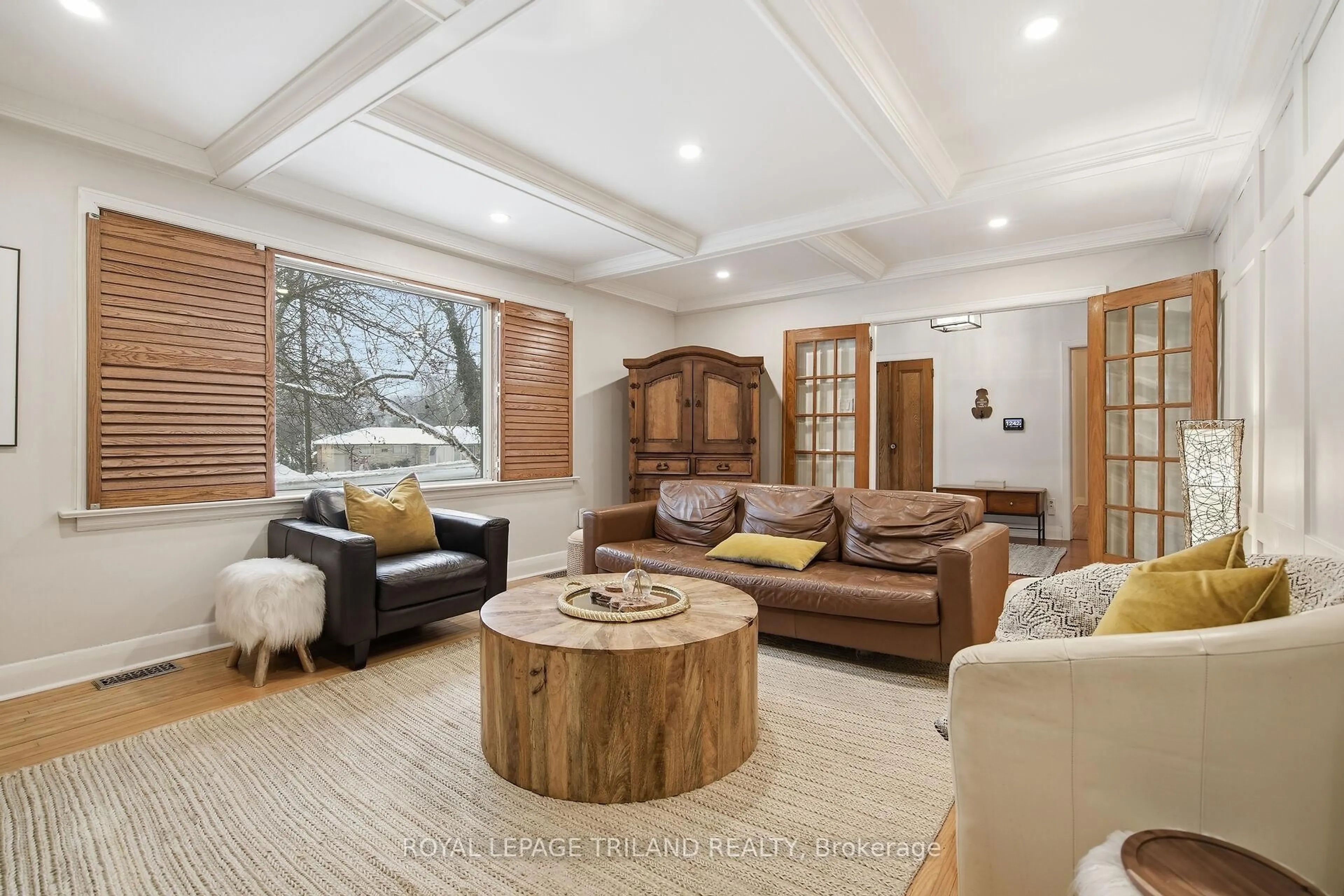 Living room with furniture, wood/laminate floor for 831 Riverside Dr, London North Ontario N6H 2T1