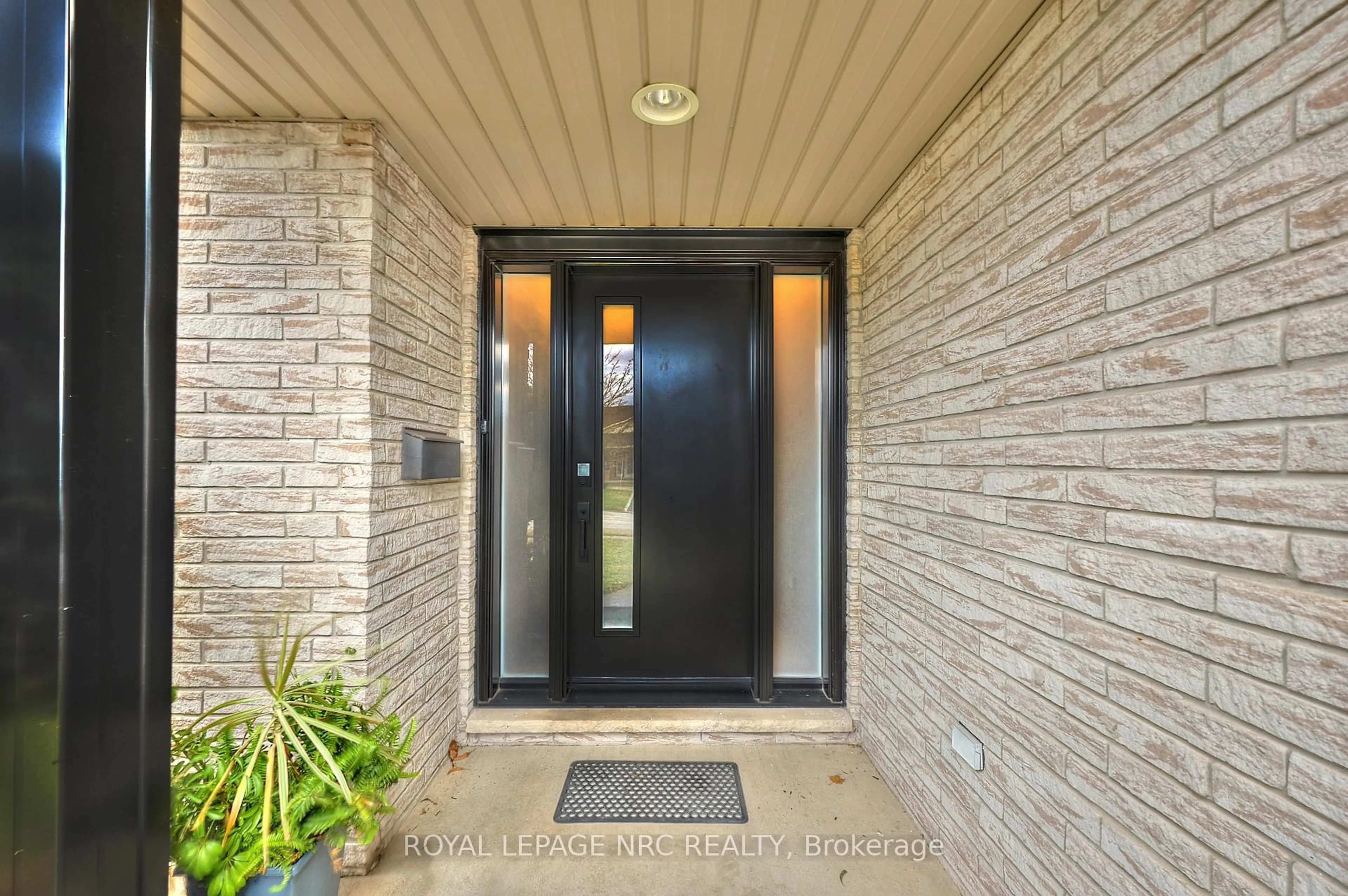 Indoor entryway for 4474 Francesco Ave, Niagara Falls Ontario L2H 3H4