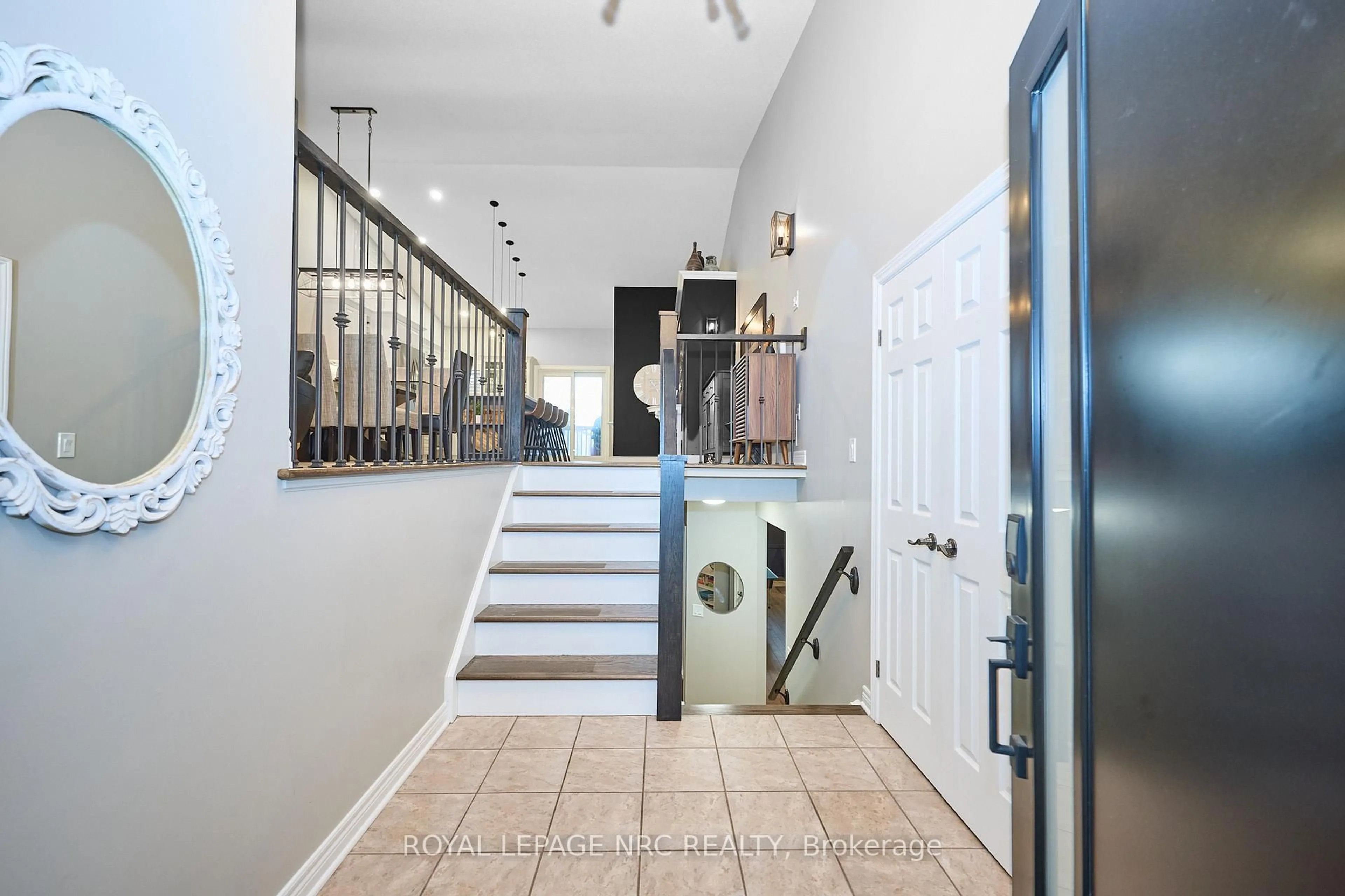 Indoor foyer for 4474 Francesco Ave, Niagara Falls Ontario L2H 3H4