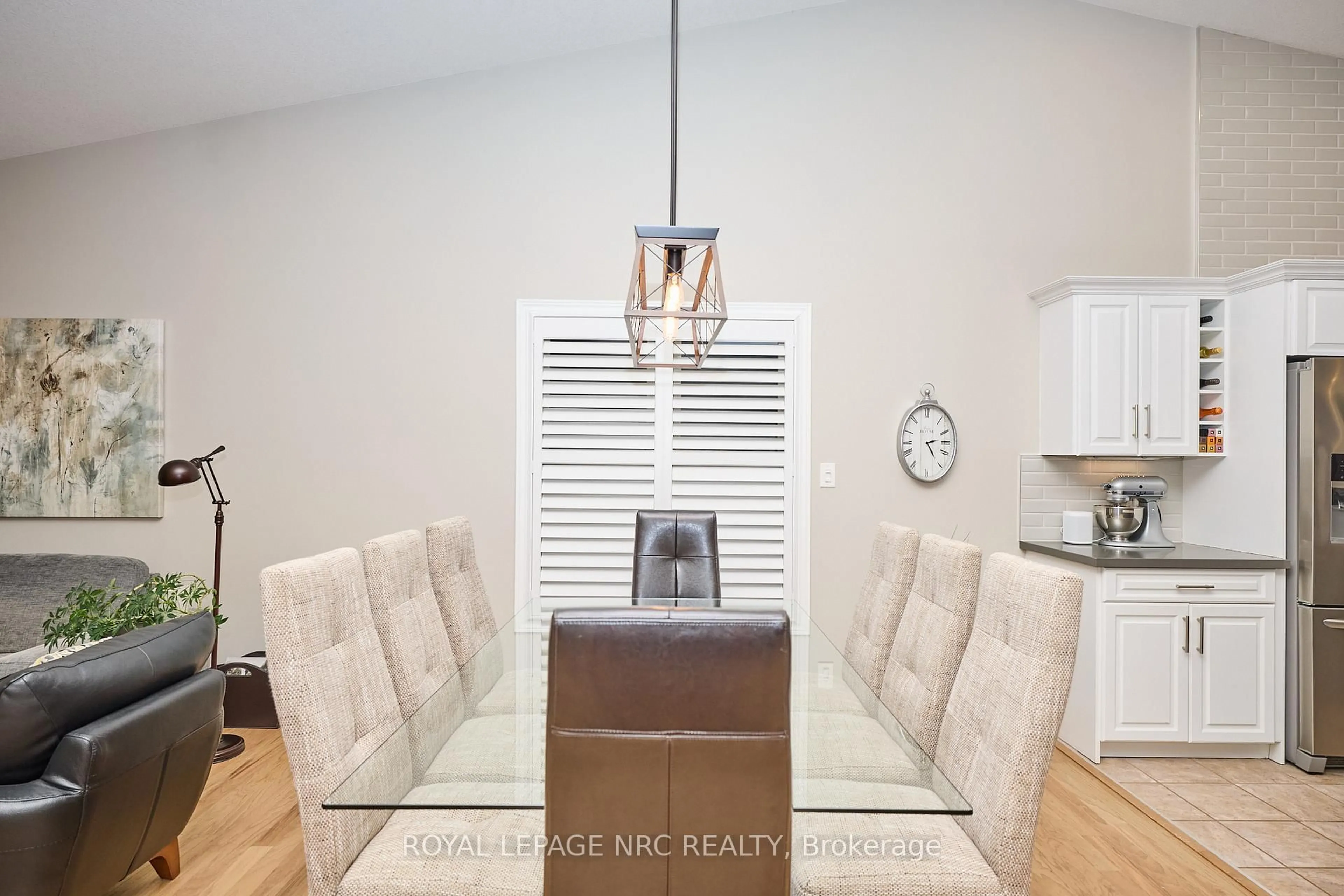 Dining room, wood/laminate floor for 4474 Francesco Ave, Niagara Falls Ontario L2H 3H4