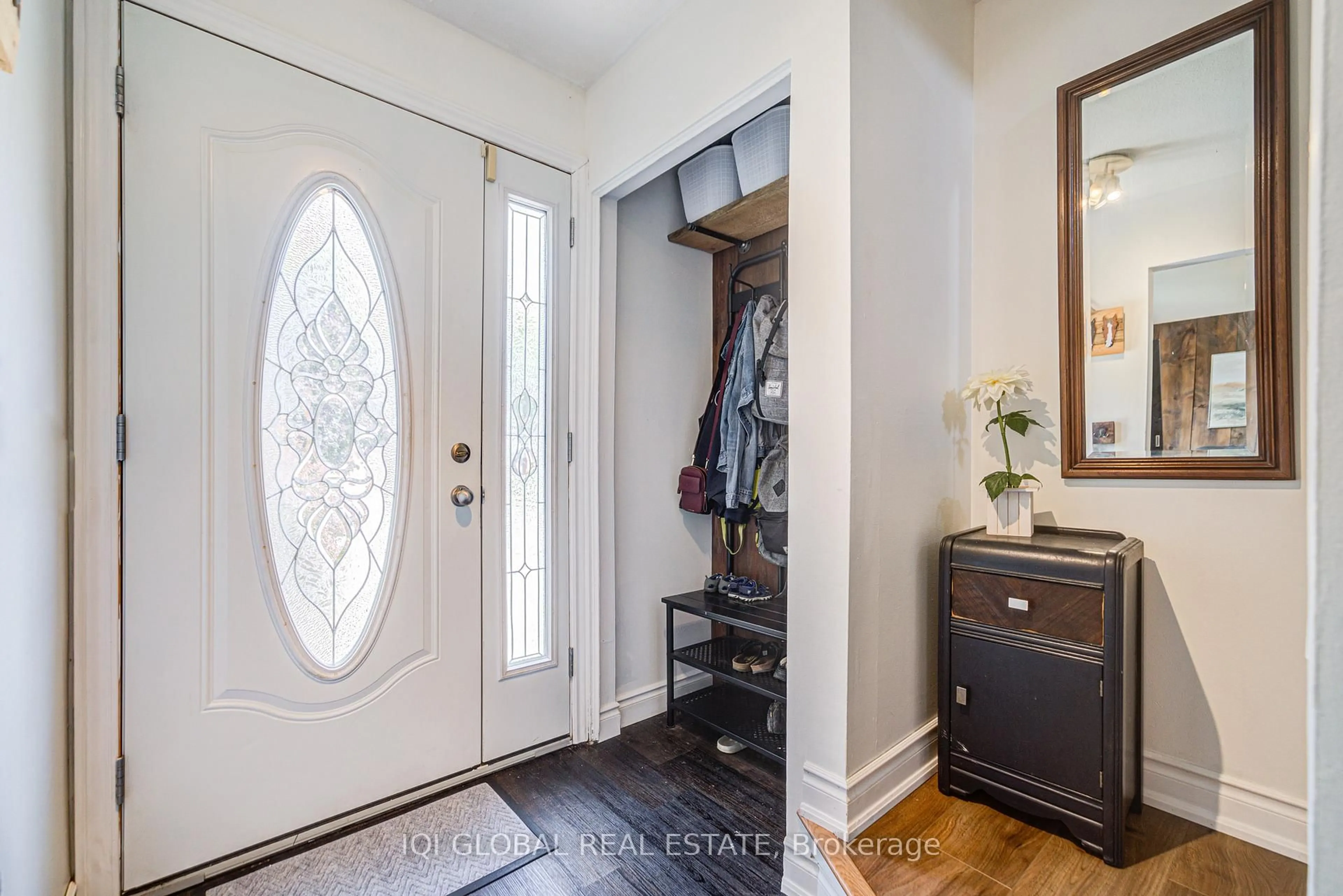 Indoor entryway for 6 Arrowhead Cres, Kitchener Ontario N2P 1B9