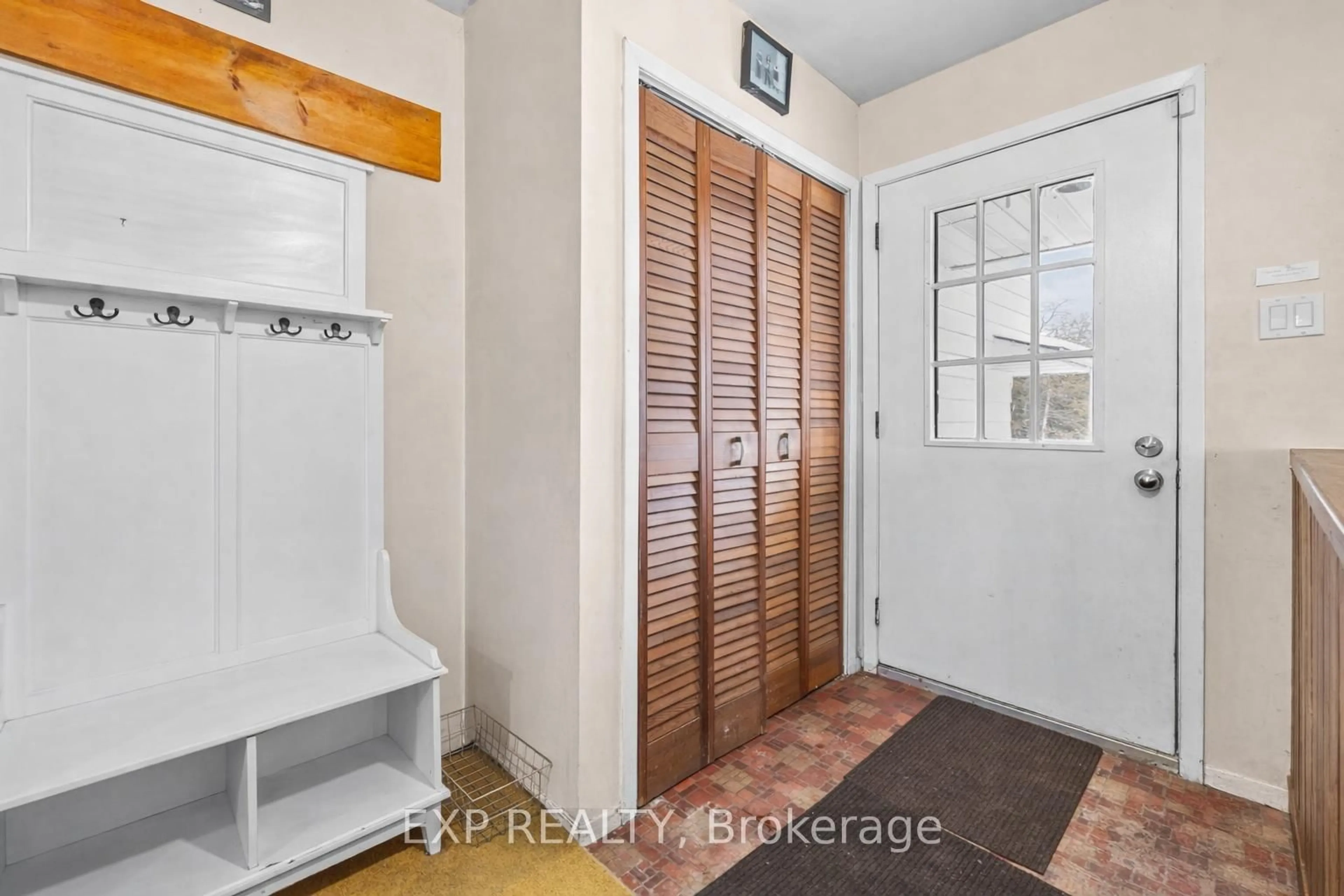 Indoor entryway for 3746 campbellcroft Rd, Osgoode Ontario K0A 2W0