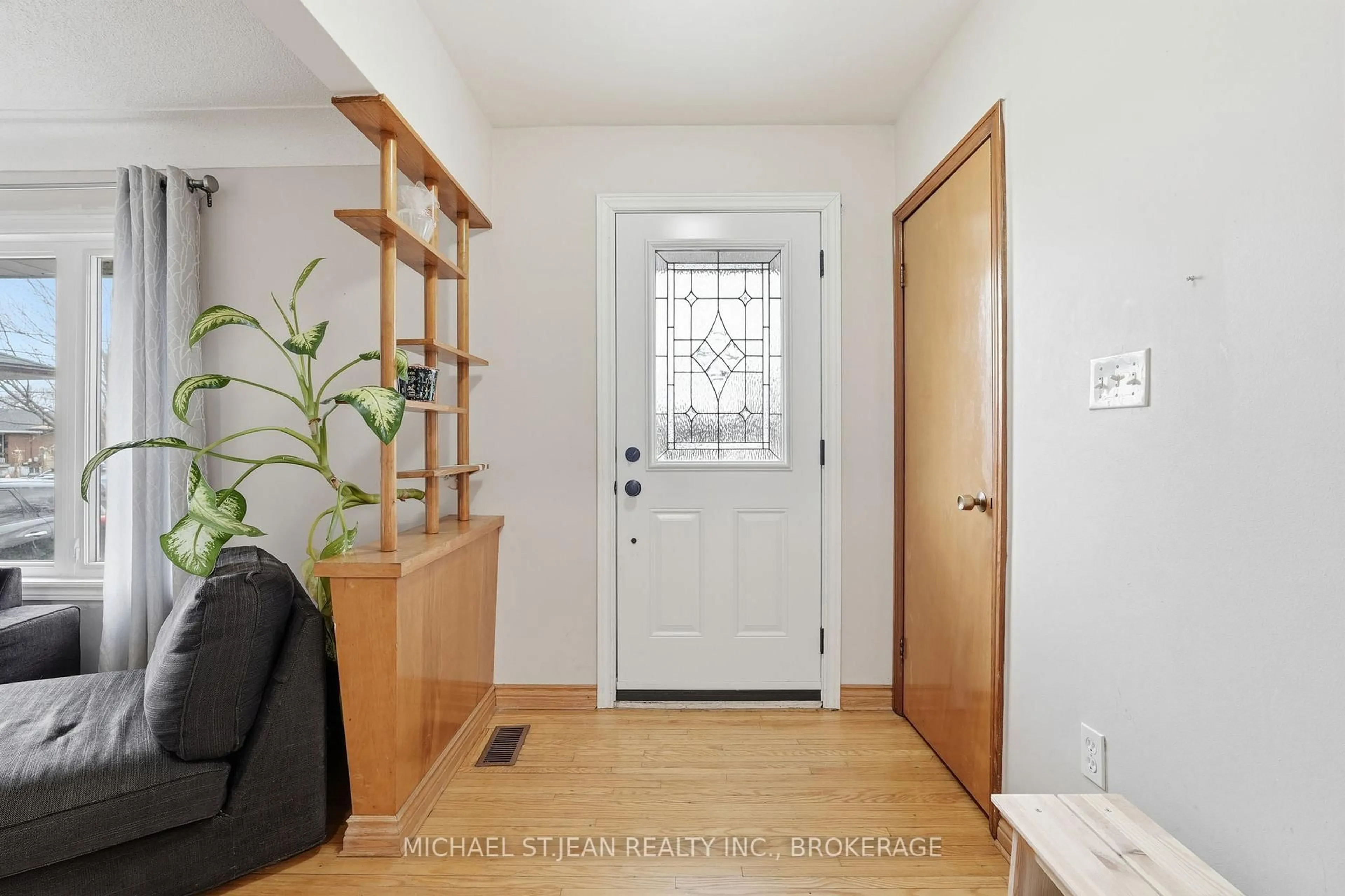 Indoor entryway for 20 Nelligan Pl, Hamilton Ontario L8K 4X7