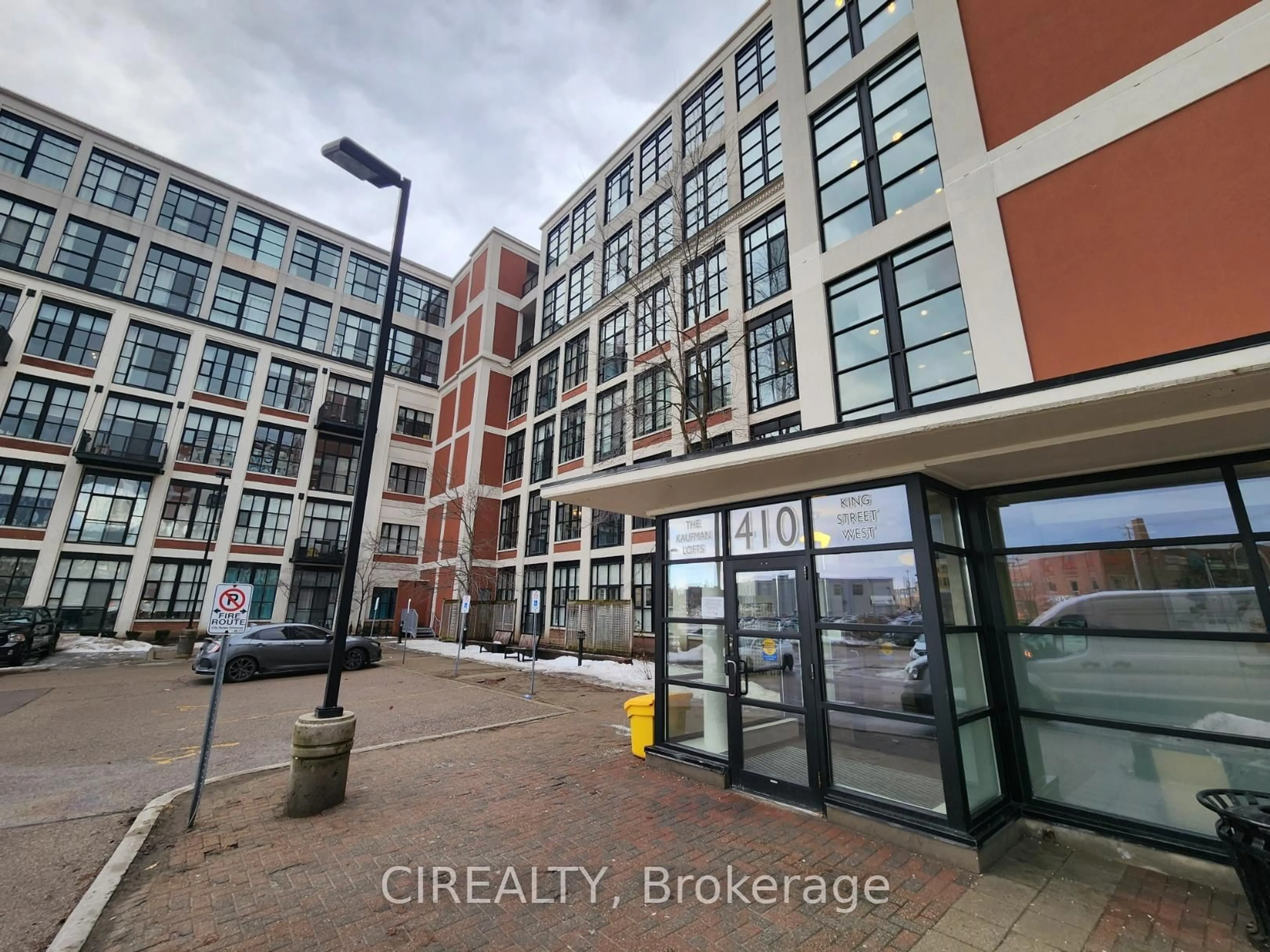 A pic from outside/outdoor area/front of a property/back of a property/a pic from drone, unknown for 410 King St #424, Kitchener Ontario N2G 1C3