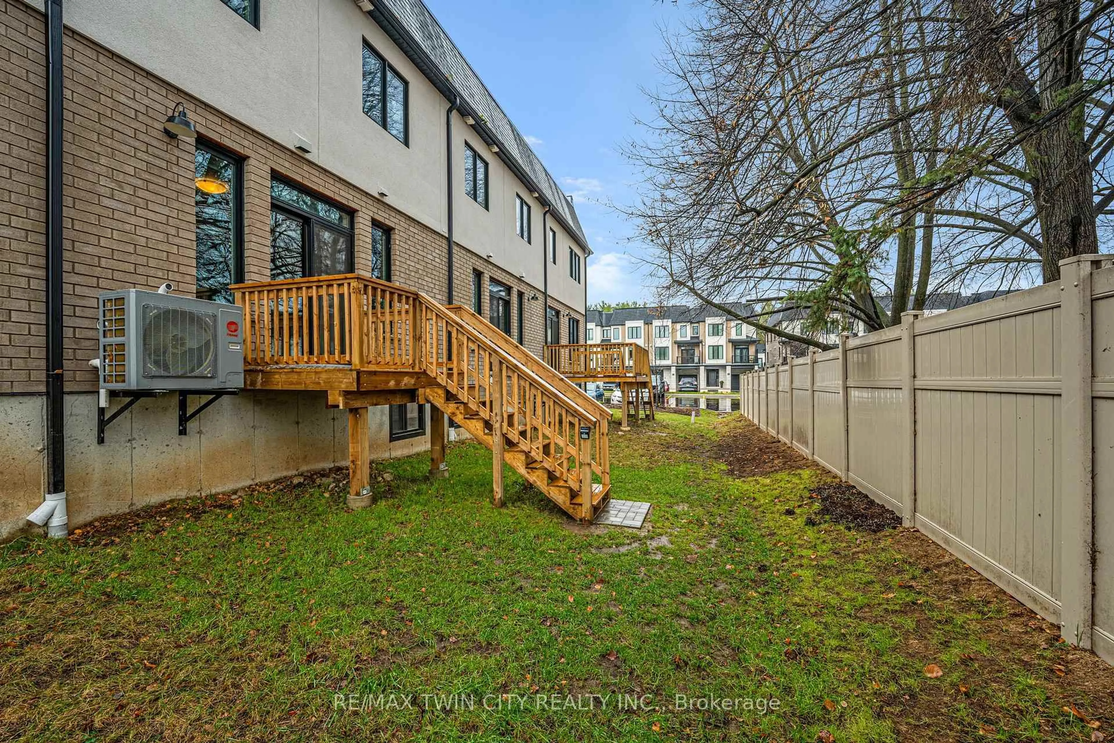 Patio, street for 143 Elgin St #24, Cambridge Ontario N1R 5H6