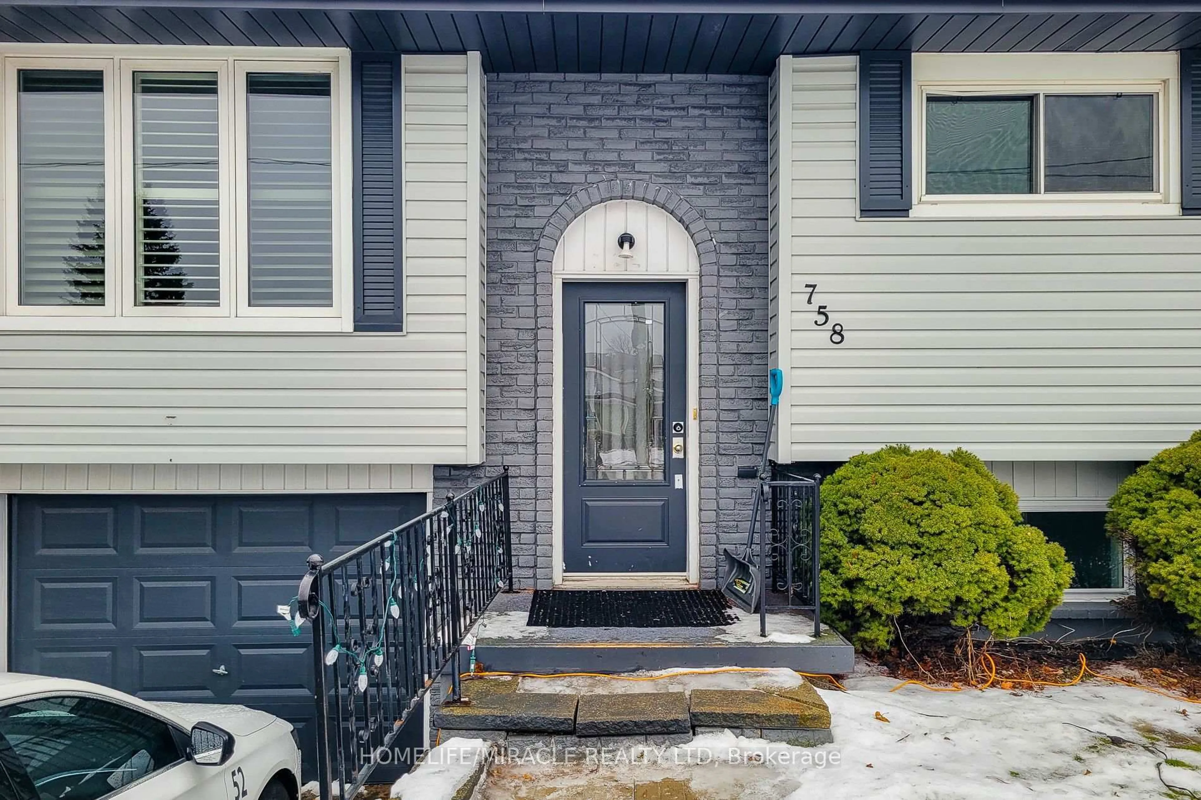 Indoor entryway for 758 Stone Church Rd, Hamilton Ontario L8W 1A8
