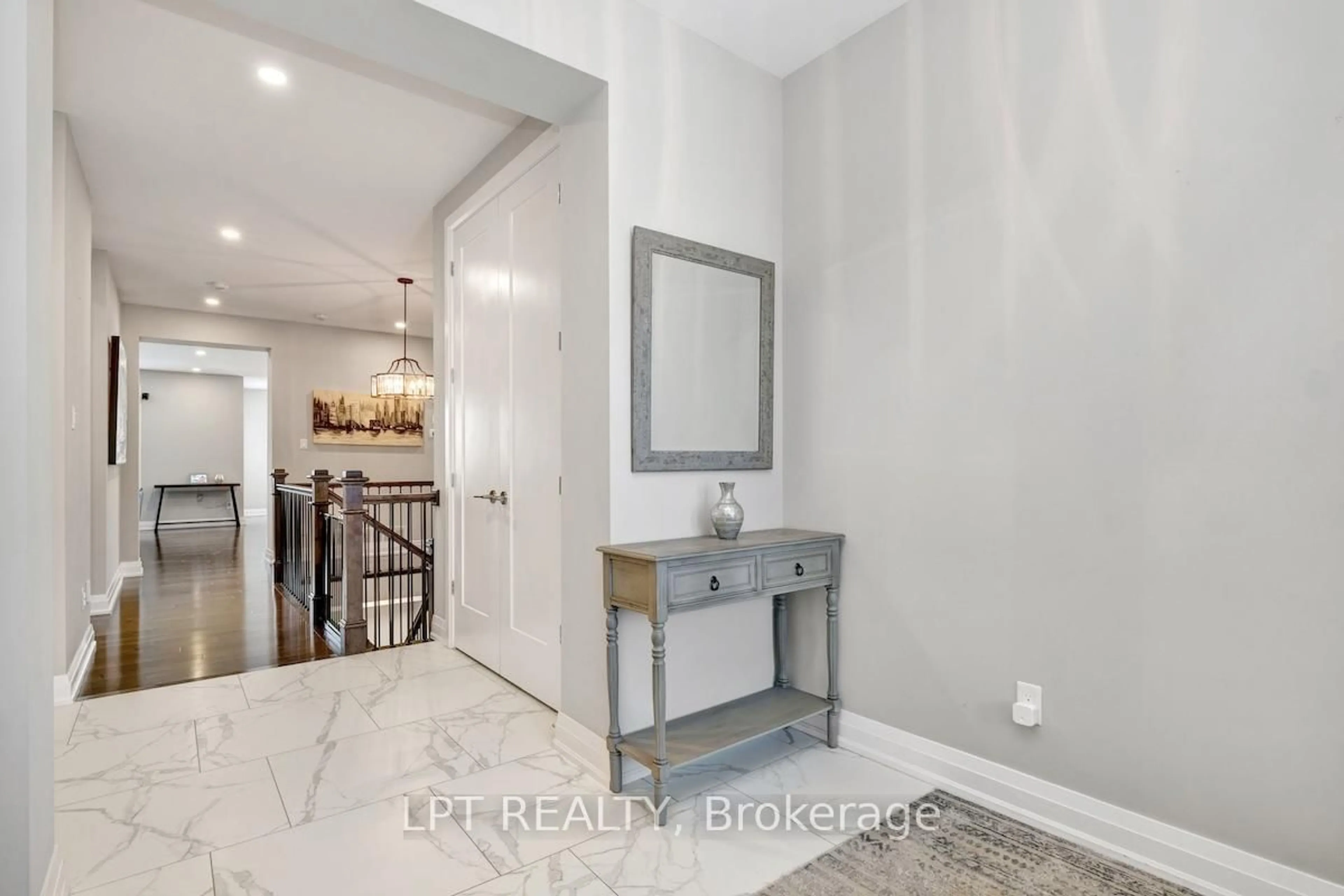 Indoor entryway for 122 Spindrift Circ, Manotick Ontario K4M 0G4