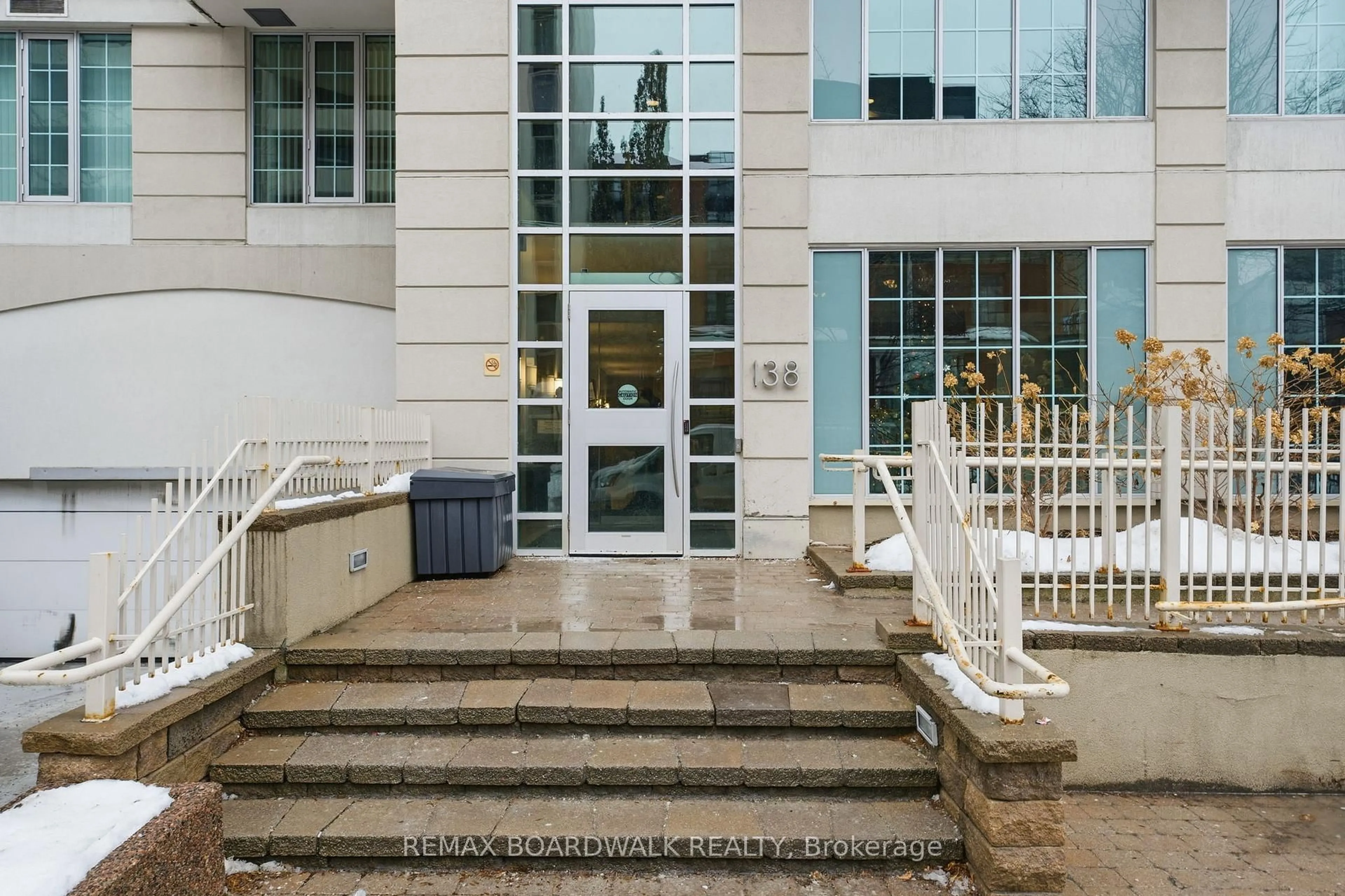 Indoor foyer for 138 Somerset St #908, Ottawa Ontario K2P 0A3