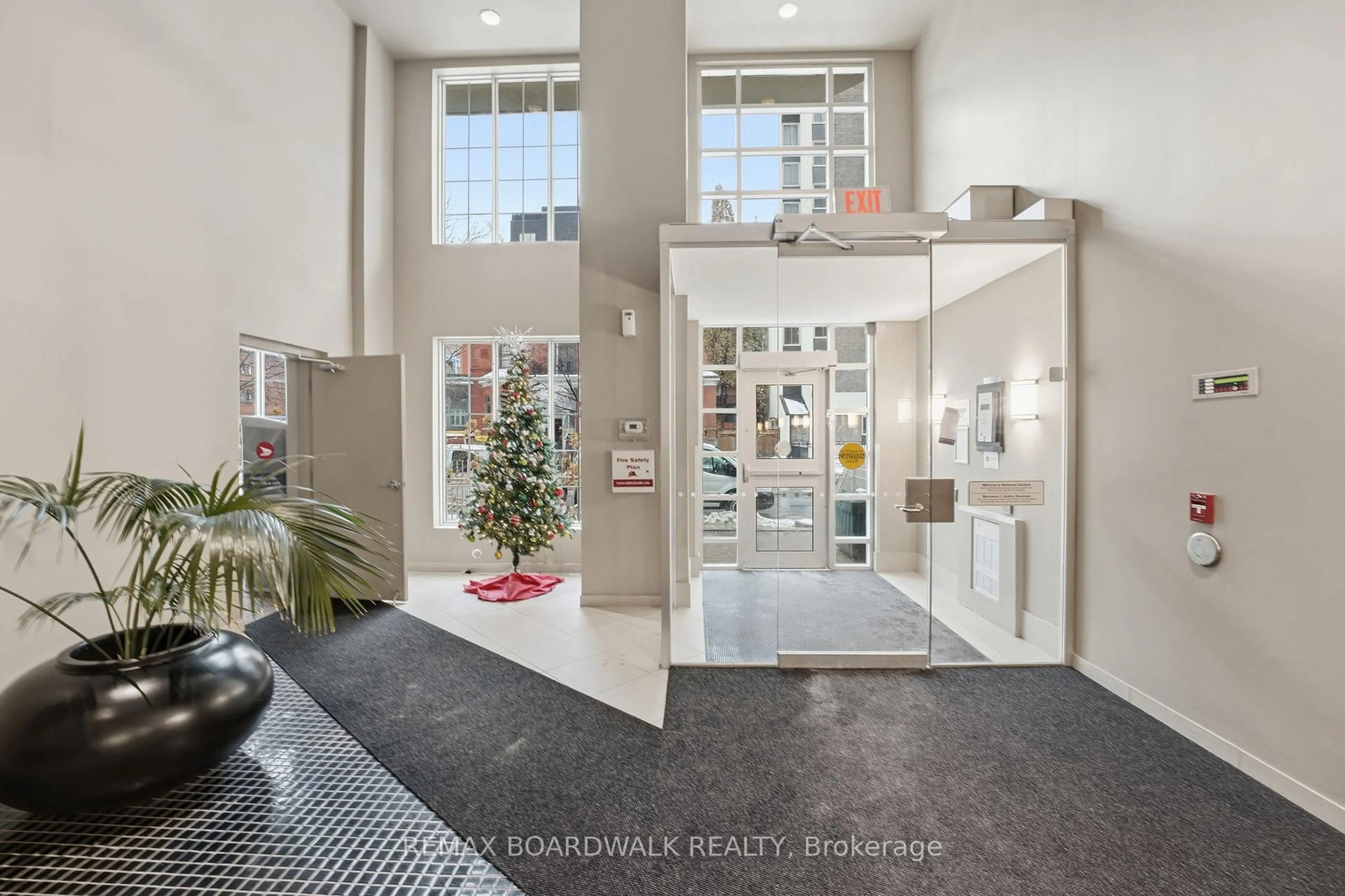 Indoor foyer for 138 Somerset St #908, Ottawa Ontario K2P 0A3