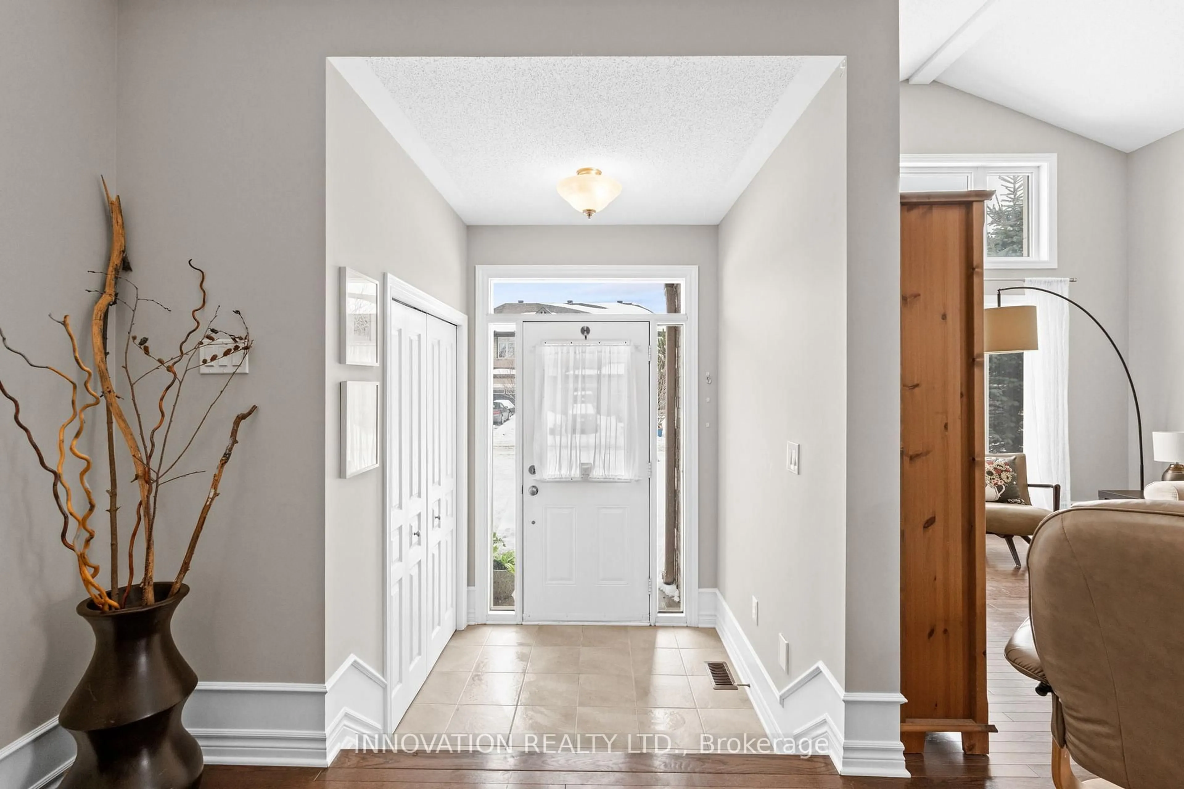 Indoor entryway for 525 Grand Tully Way, Ottawa Ontario K1V 2M8