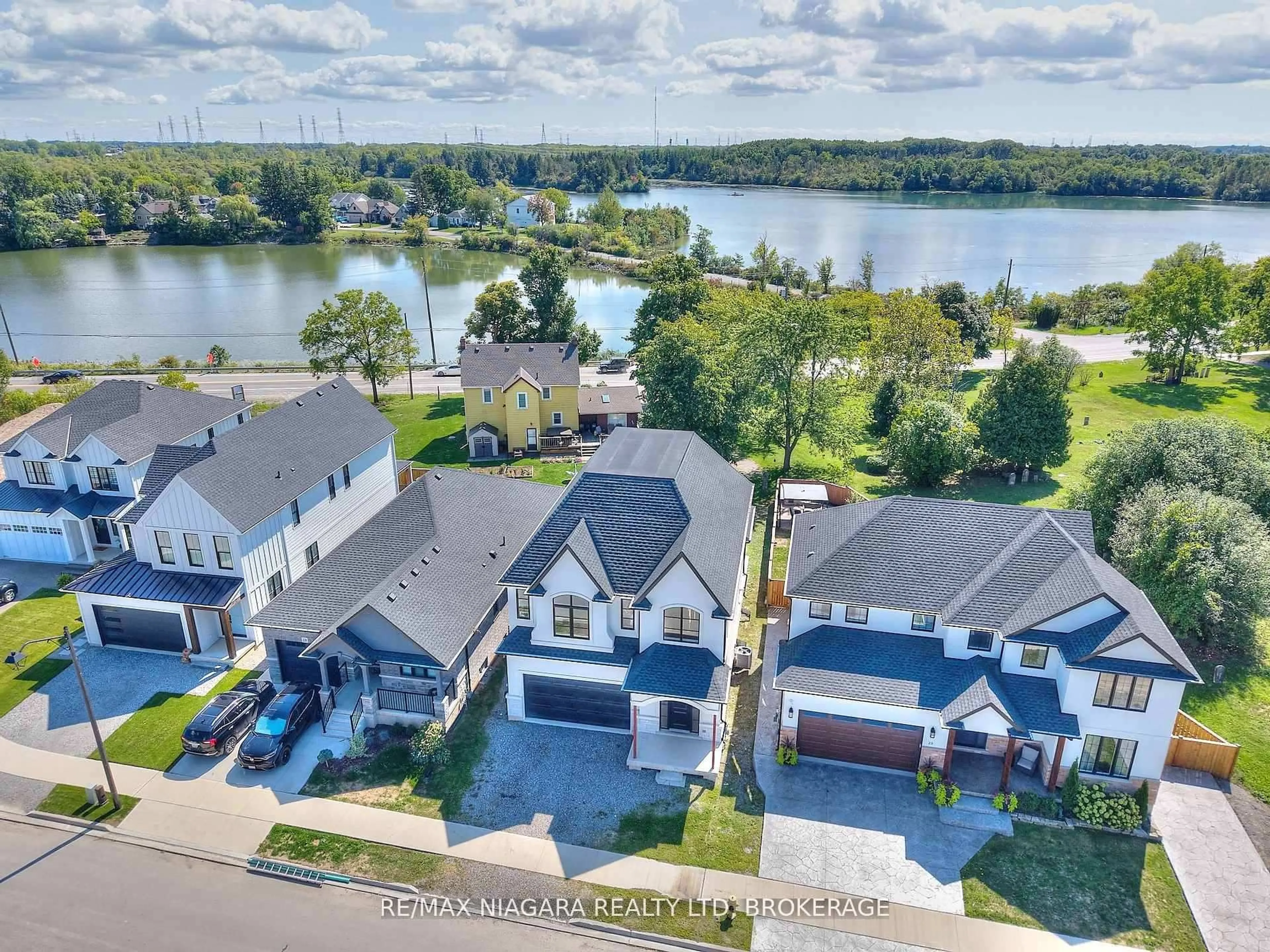 A pic from outside/outdoor area/front of a property/back of a property/a pic from drone, water/lake/river/ocean view for 21 Ivy Cres, Thorold Ontario L2V 0J9