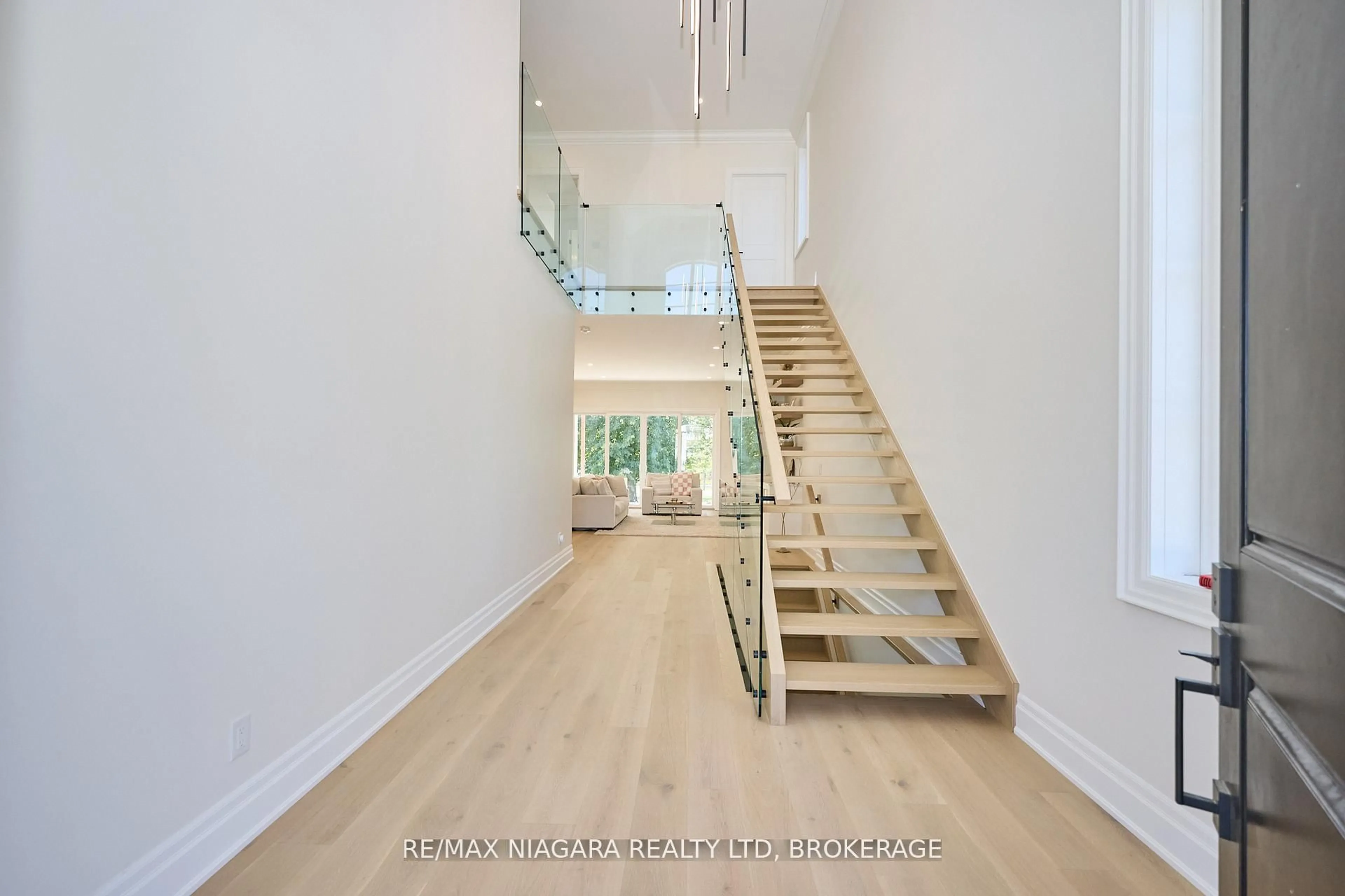 Indoor foyer for 21 Ivy Cres, Thorold Ontario L2V 0J9