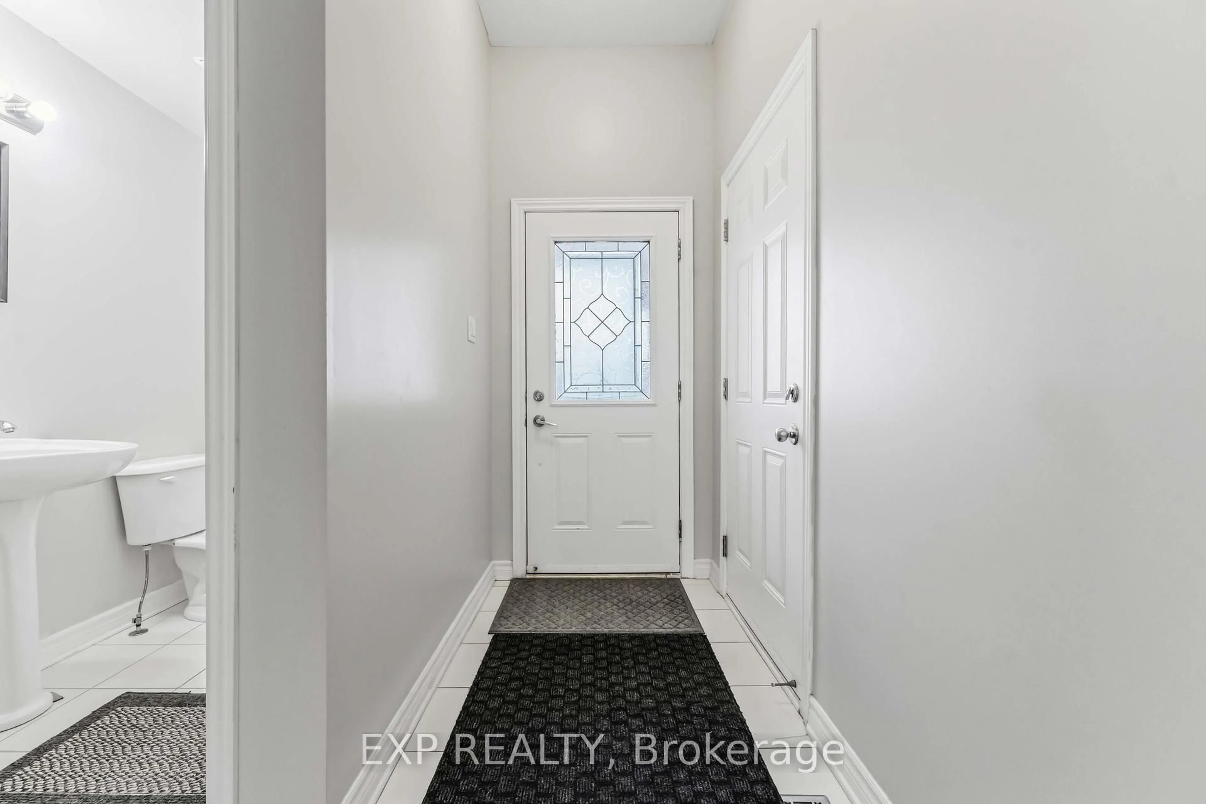 Indoor entryway for 214 Montmorency Way, Ottawa Ontario K4A 0J9