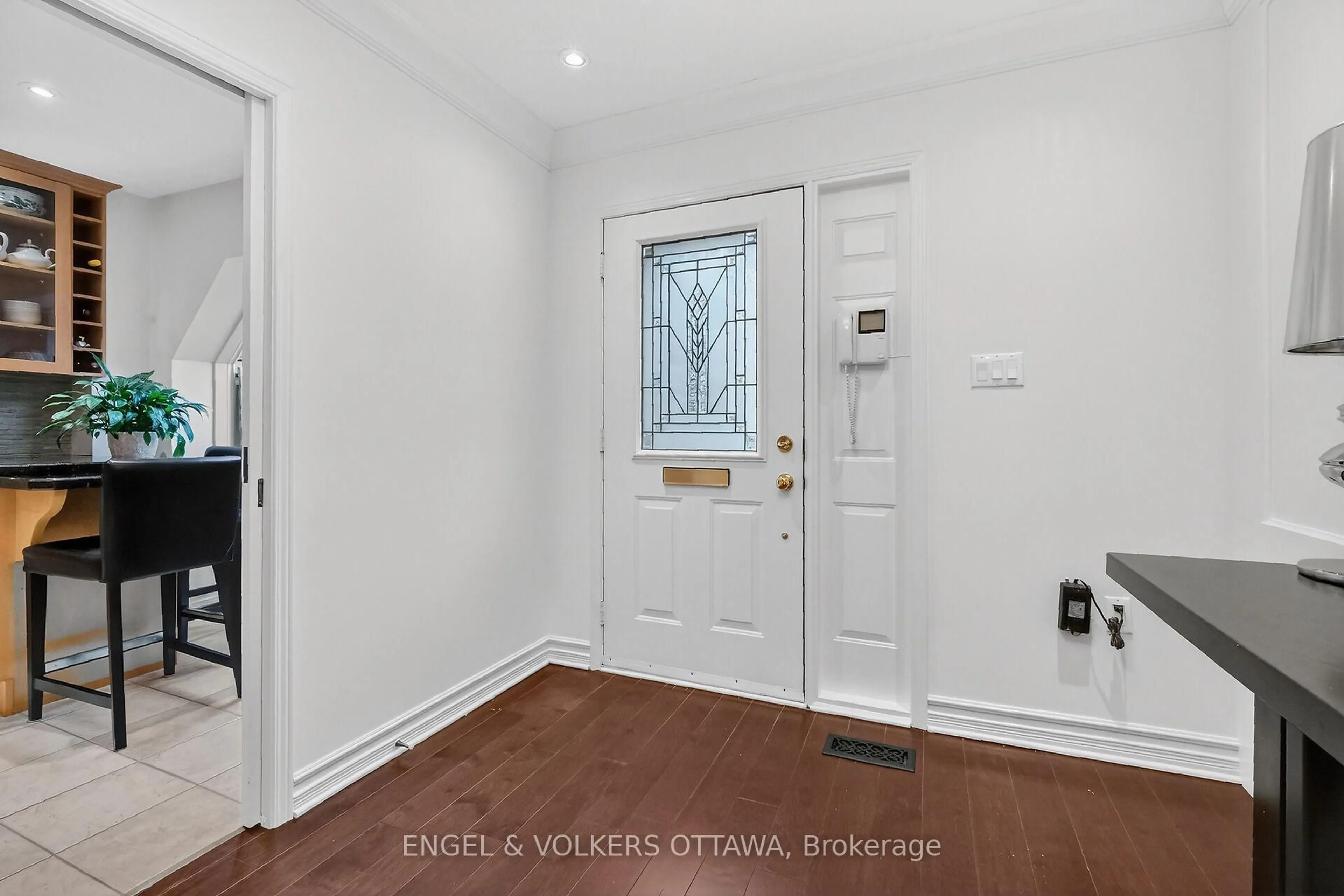 Indoor entryway for 111 Echo Dr #C8, Ottawa Ontario K1S 5K8