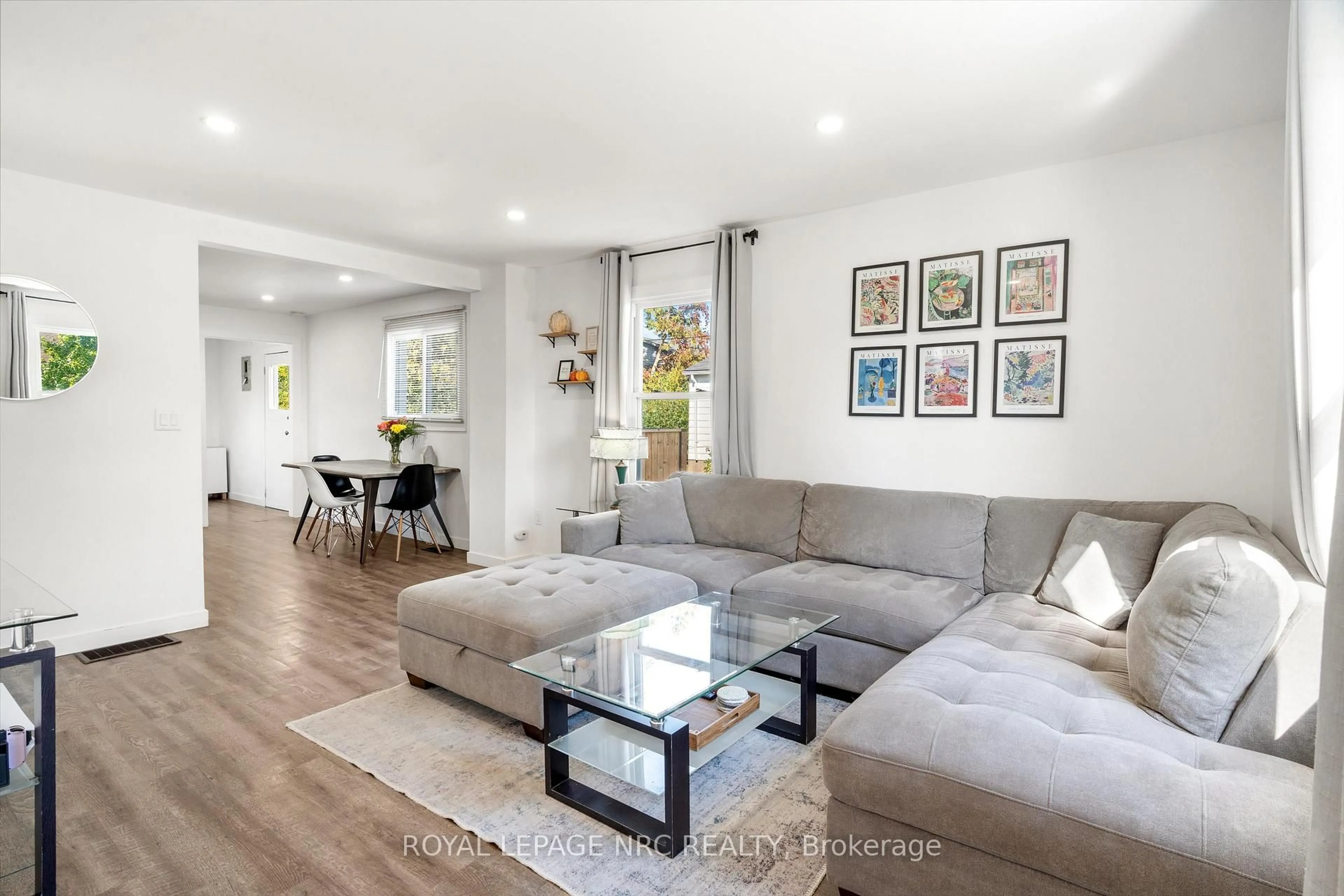 Living room with furniture, unknown for 30 Douglas St, Fort Erie Ontario L2A 3W4