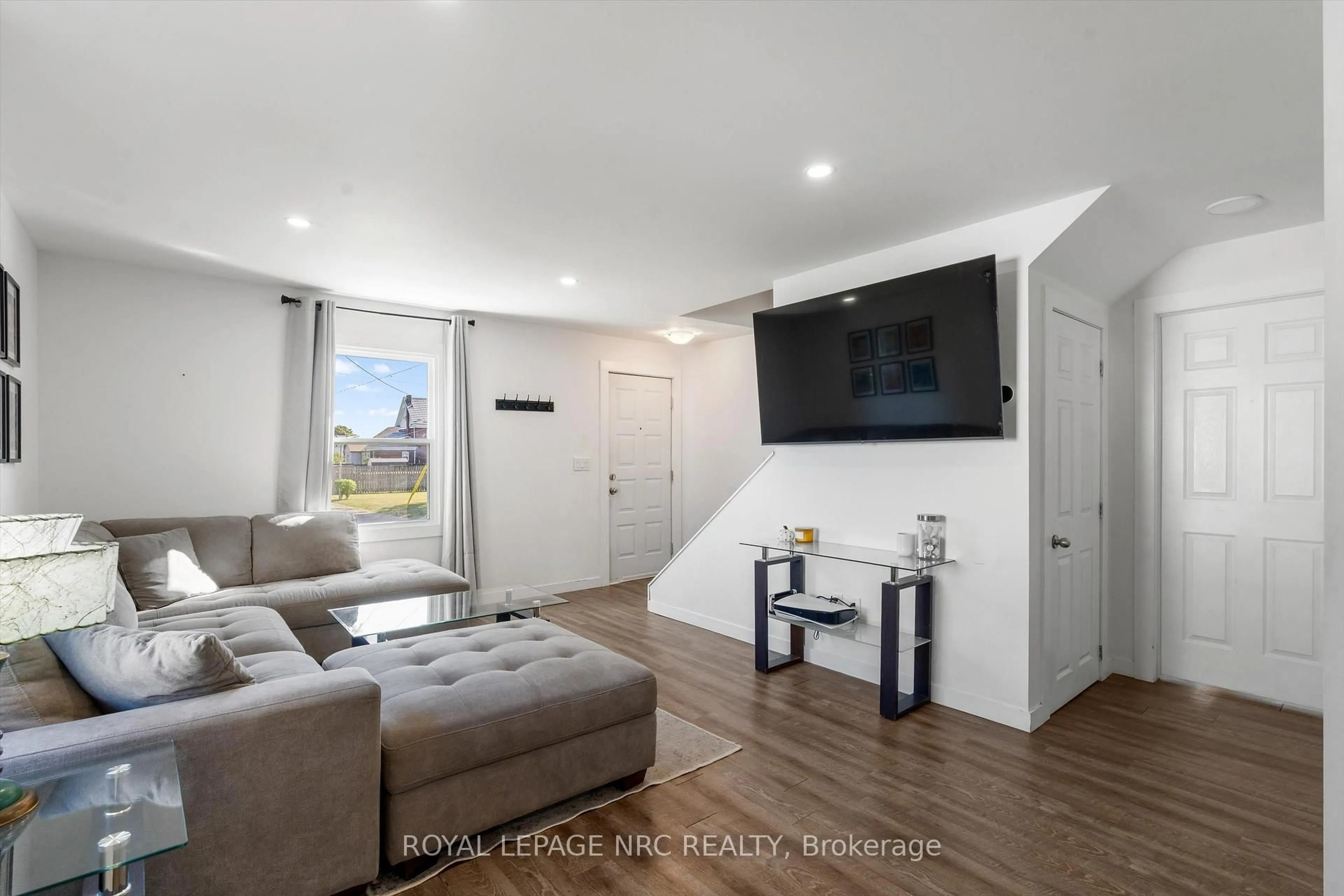 Living room with furniture, unknown for 30 Douglas St, Fort Erie Ontario L2A 3W4