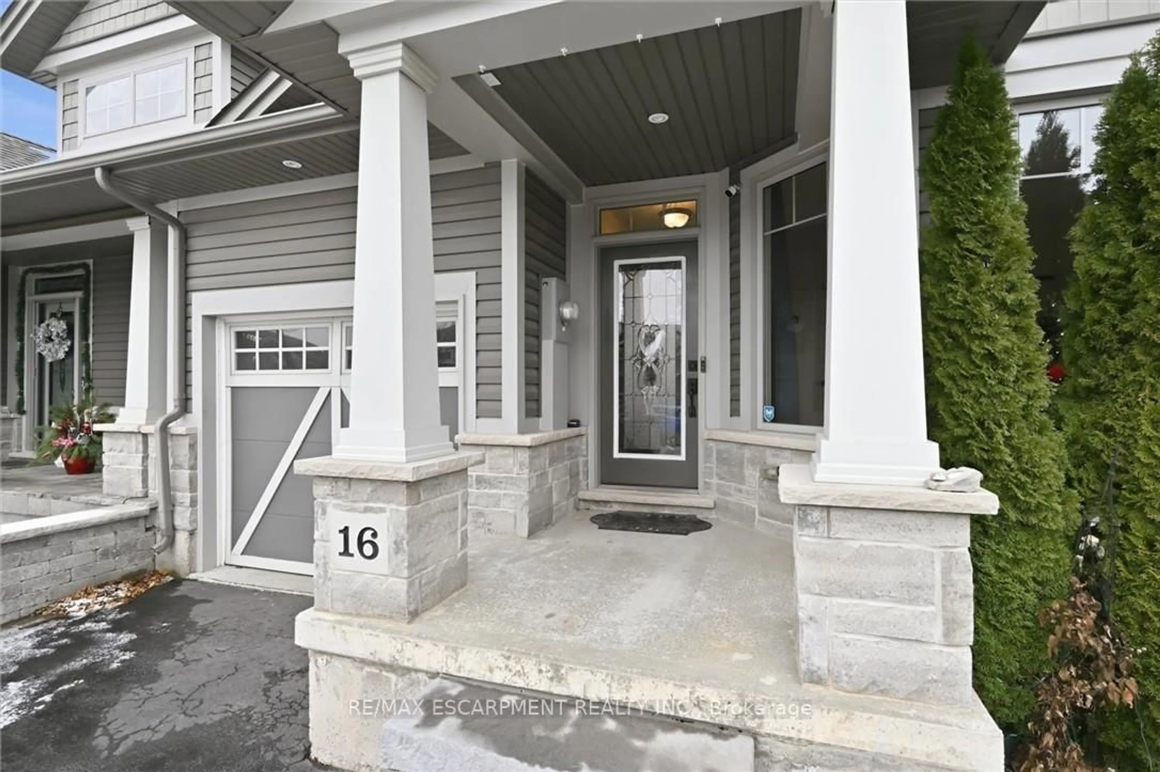 Indoor entryway for 16 Brookside Terr, West Lincoln Ontario L0R 2A0