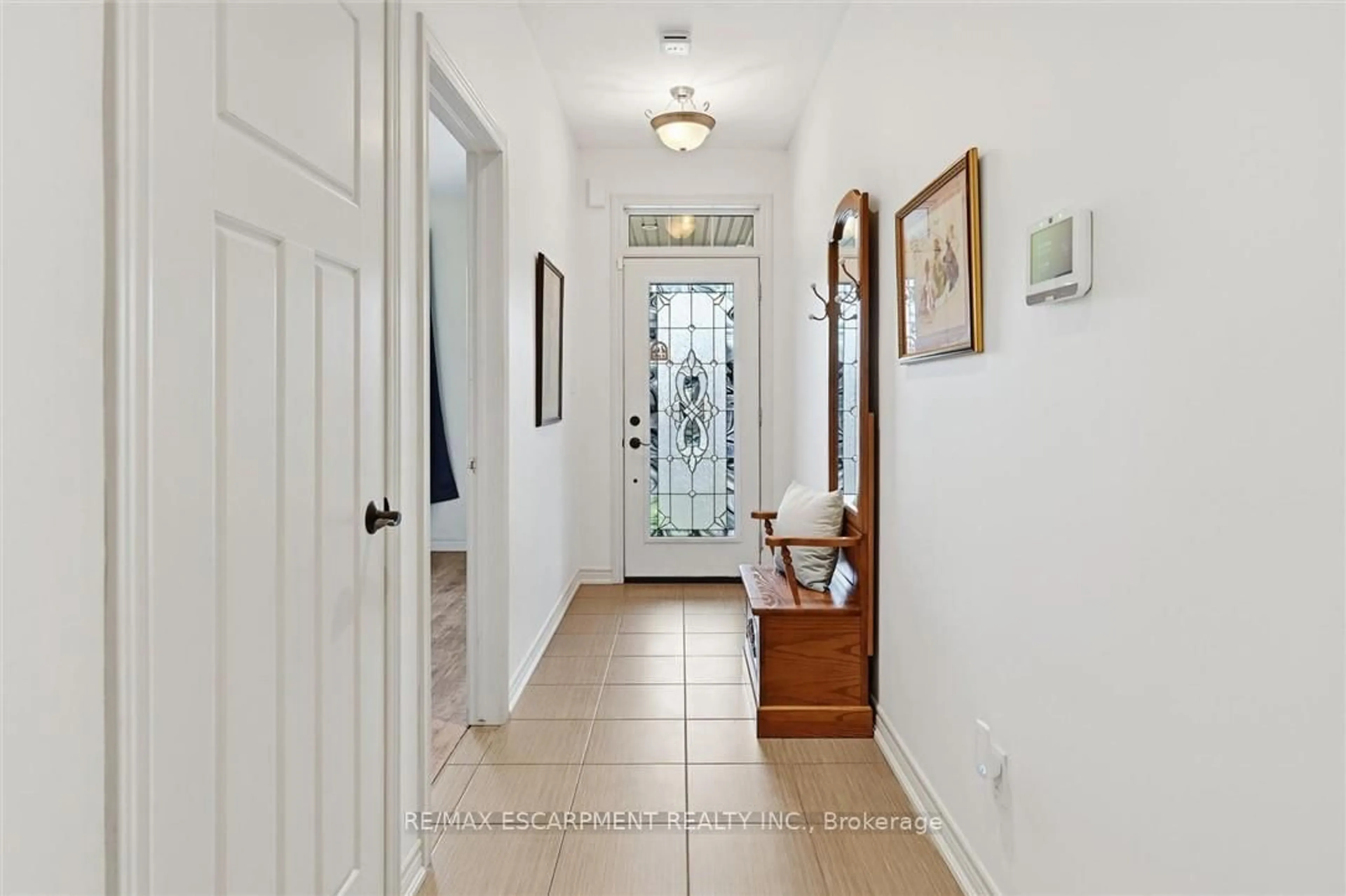 Indoor entryway for 16 Brookside Terr, West Lincoln Ontario L0R 2A0