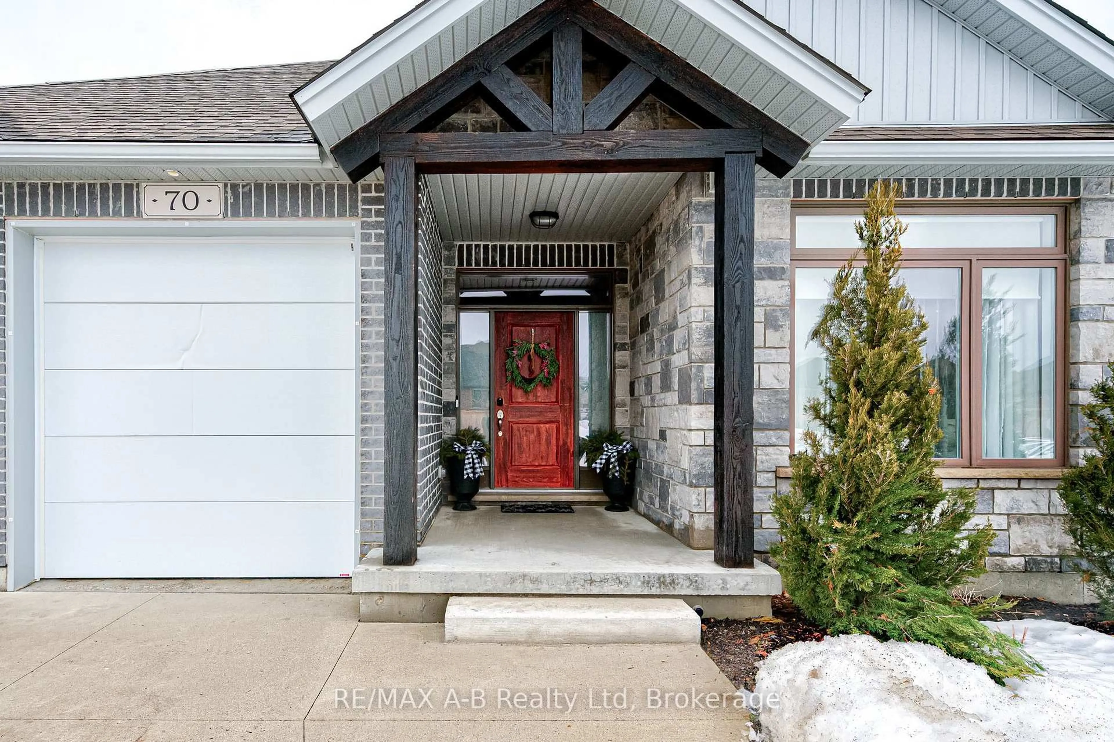 Indoor entryway for 70 Gerber Dr, Perth East Ontario N0K 1M0