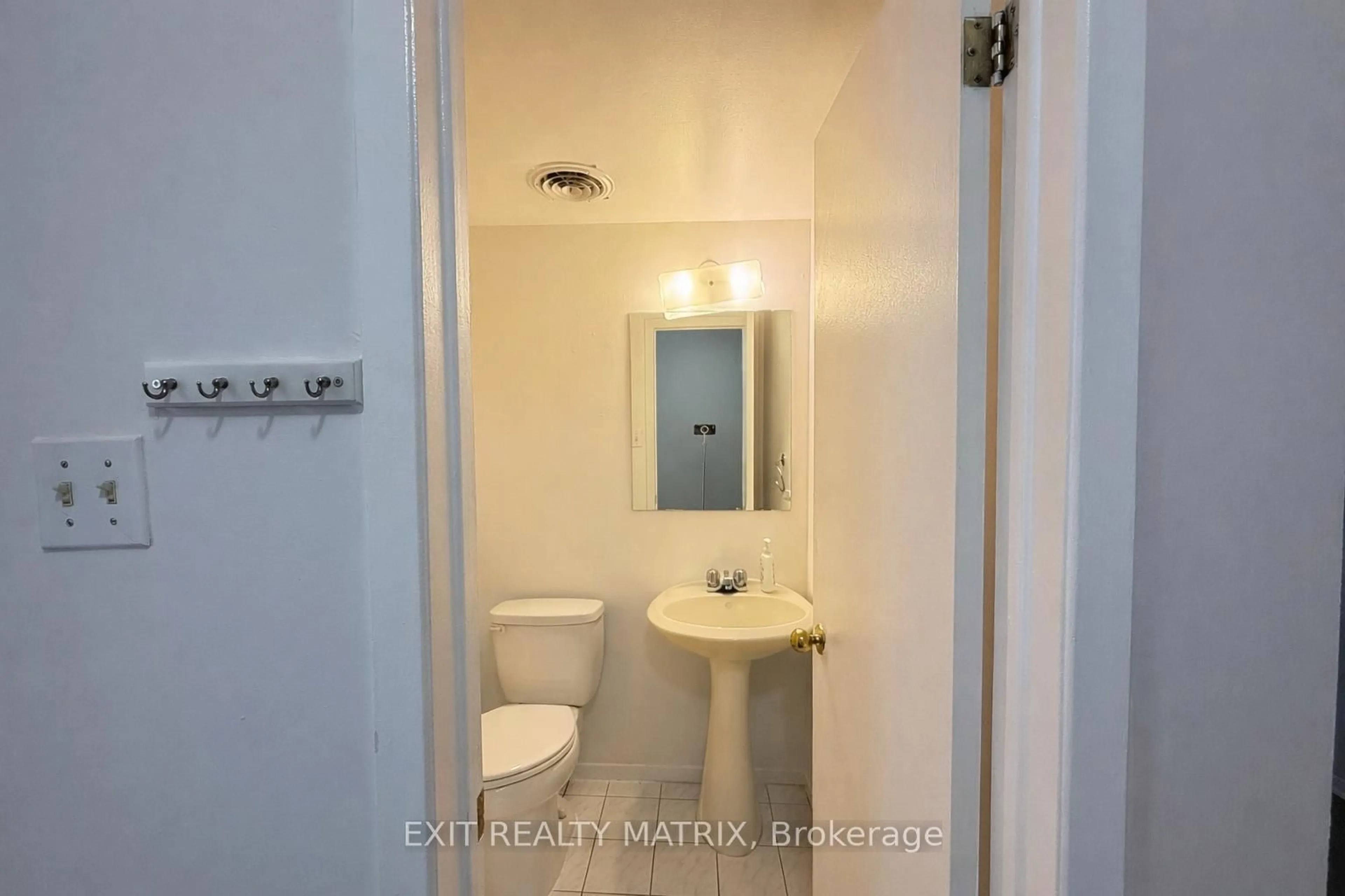 Standard bathroom, ceramic/tile floor for 712 Mathieu Way, Ottawa Ontario K4A 2S5