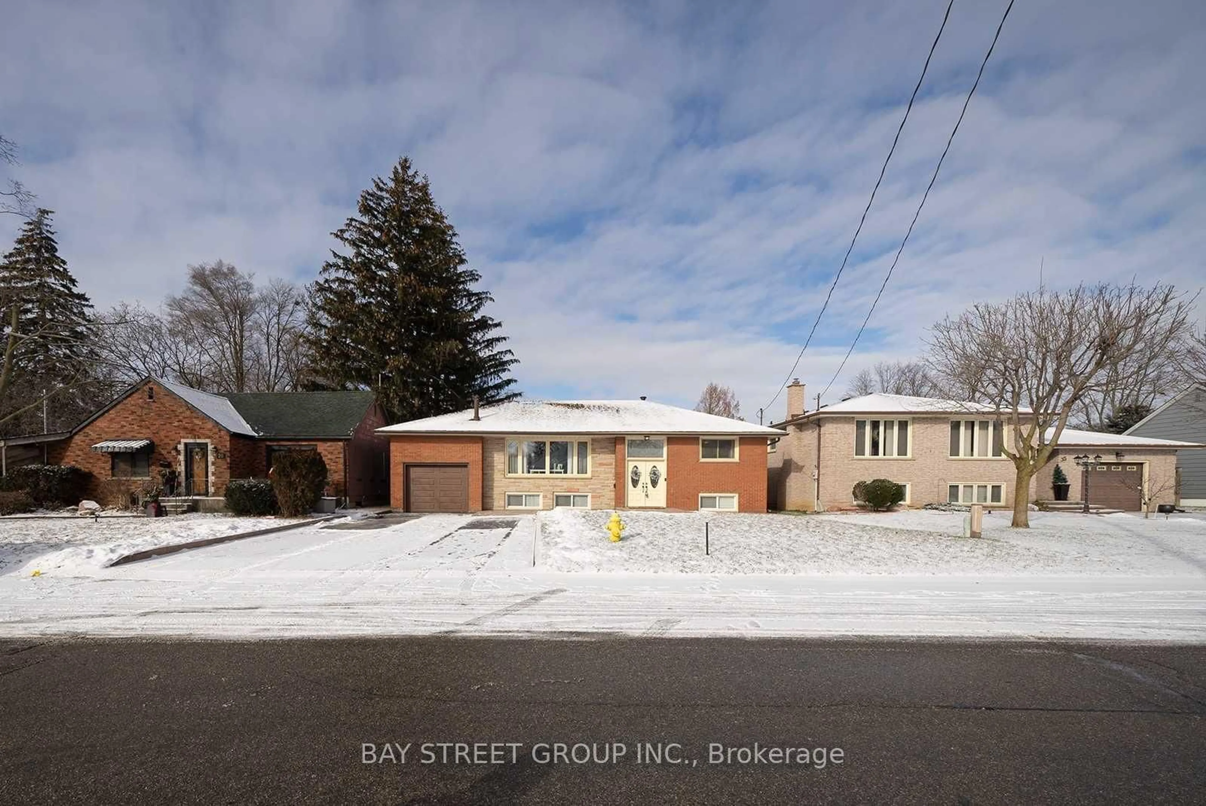 A pic from outside/outdoor area/front of a property/back of a property/a pic from drone, street for 31 Tranquility St, Brantford Ontario N3R 3H6