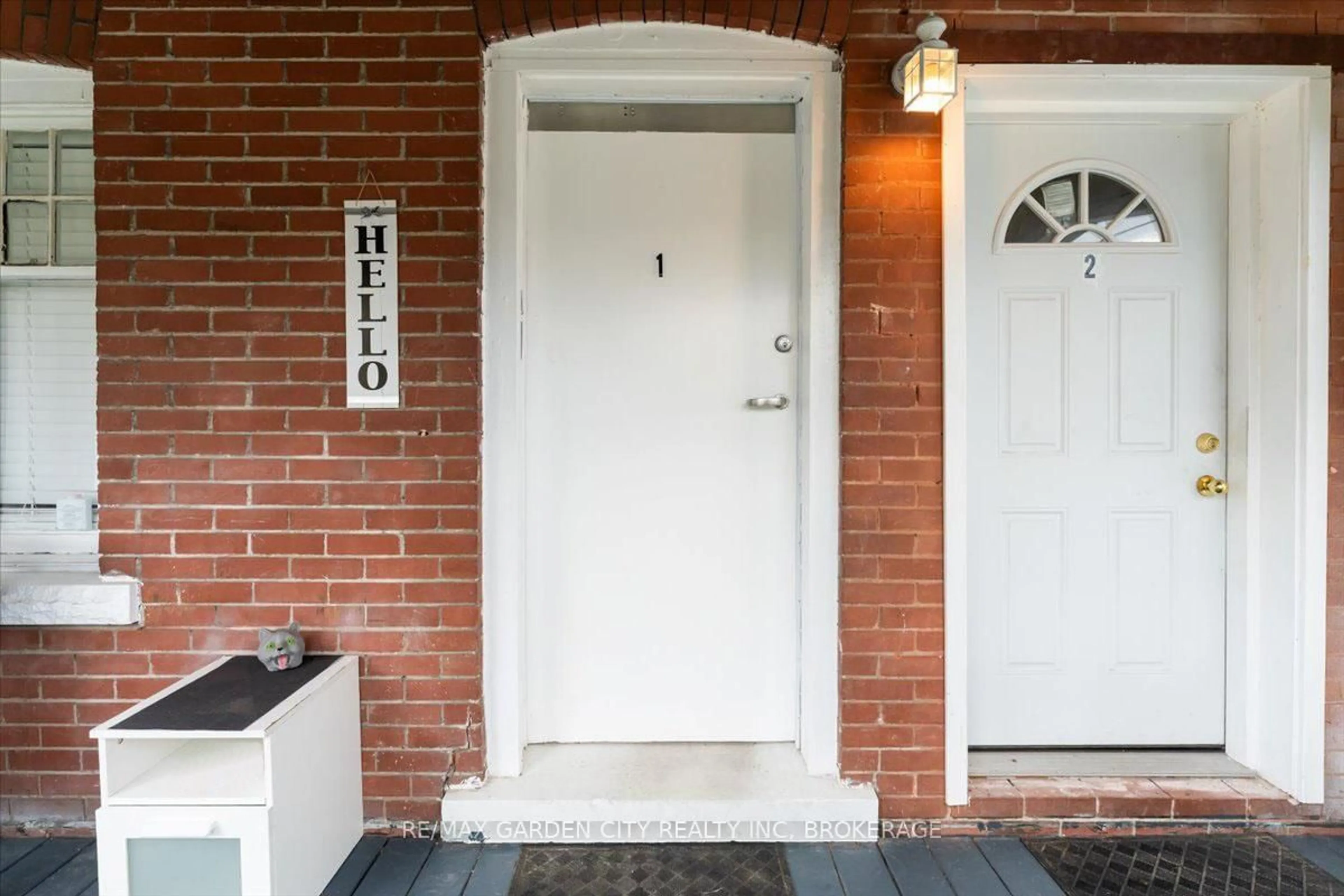 Indoor entryway for 43 York St, St. Catharines Ontario L2R 6C2