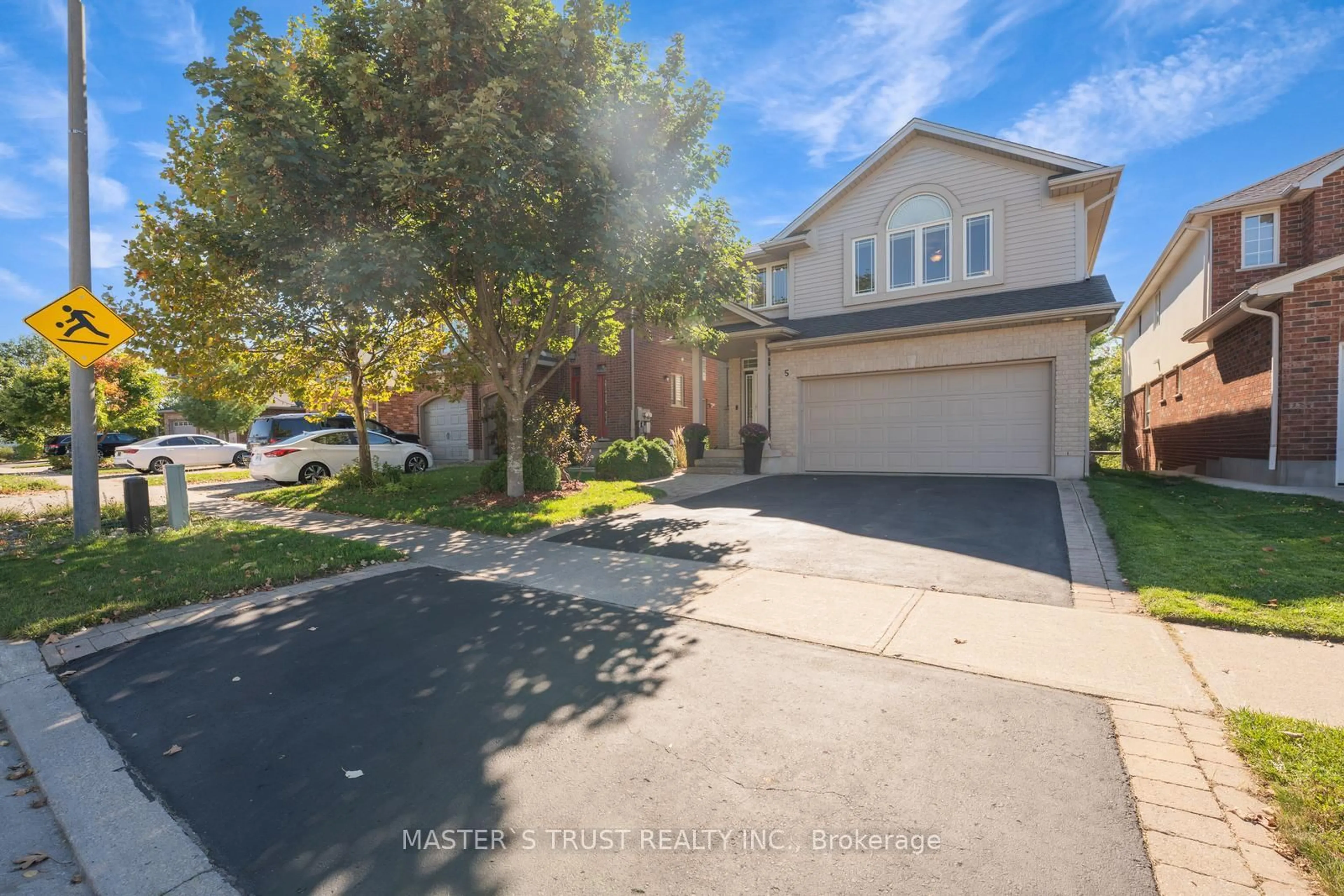 A pic from outside/outdoor area/front of a property/back of a property/a pic from drone, street for 5 Howden Cres, Guelph Ontario N1L 1T2